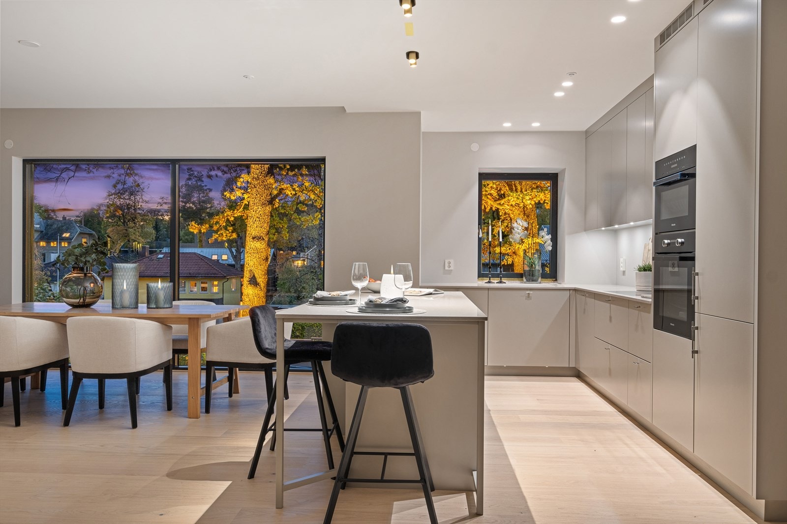 På kjøkkenet har du også vindu som slipper lys inn. Bildet er fra leiligheten i 1. etasje. Galleribilde