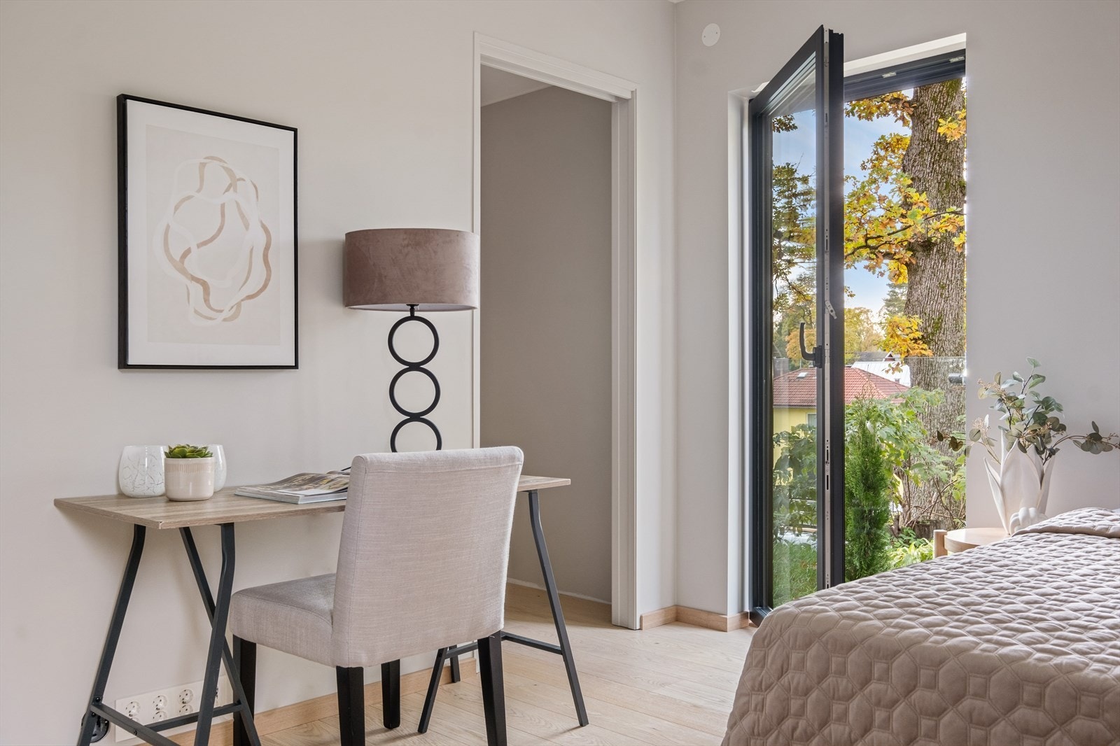 Soverom nr. 2 har fransk balkong og nok plass til en kontorpult. Bildet er fra leiligheten i 1. etasje. Galleribilde