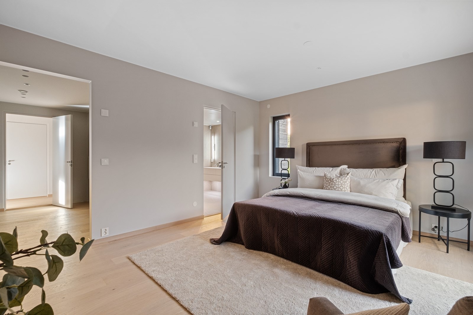 Stort masterbedrom på 18 kvm med bad og walk in closet. Bildet er fra leiligheten i 1. etasje. Galleribilde