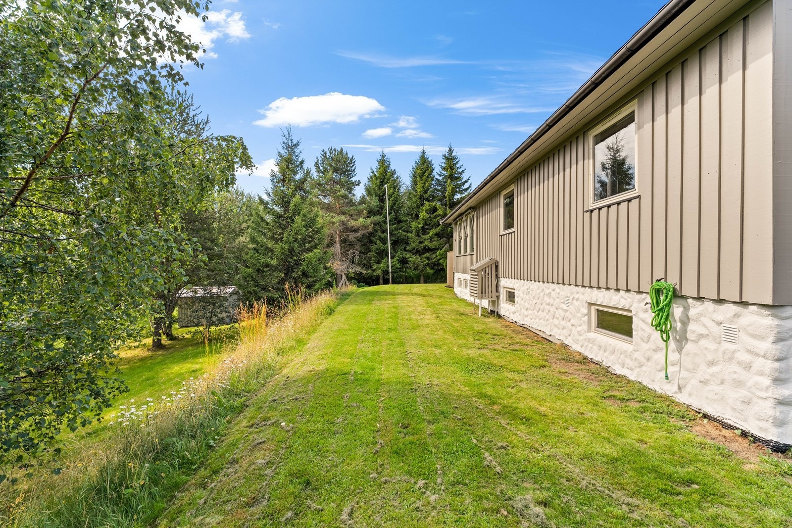 Tomta er på ca. 1.030kvm og har god plass til både to- og firbeinte! Galleribilde