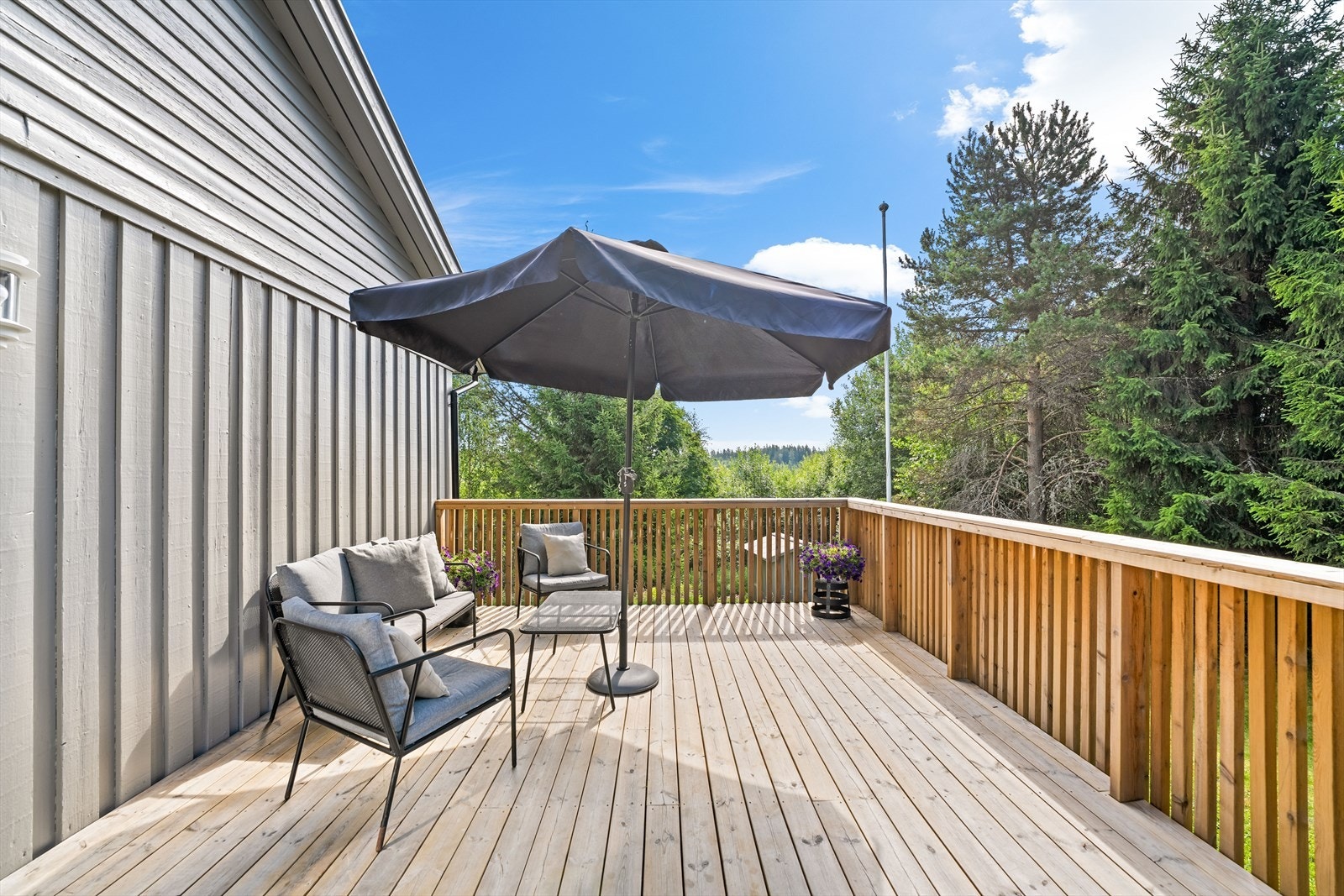 Terrassen er på ca. 20kvm og er fra 2023. Galleribilde