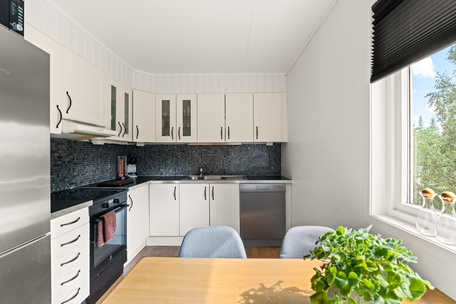 Frittstående hvitevarer på kjøkkenet. Galleribilde