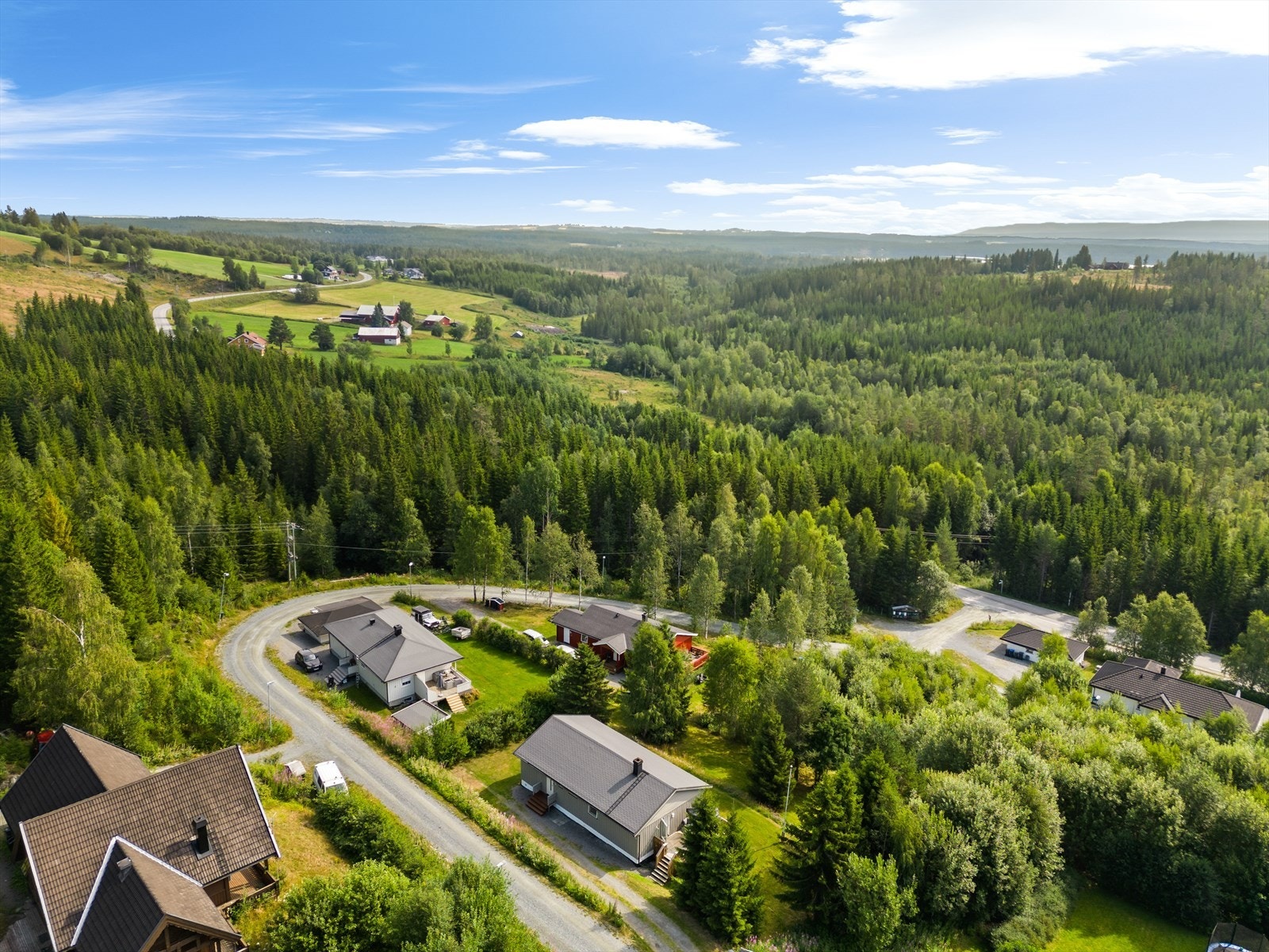 Her er du omgitt av vakker natur med kort vei til både skog, vann og turstier - 200m unna busstopp og nærhet til matbutikker! Galleribilde