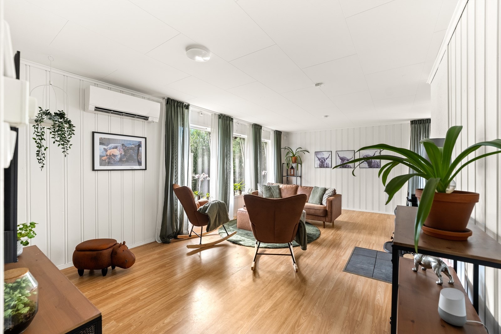 Varmepumpe og peis i stuen skapen en lun og god atmosfære. Galleribilde