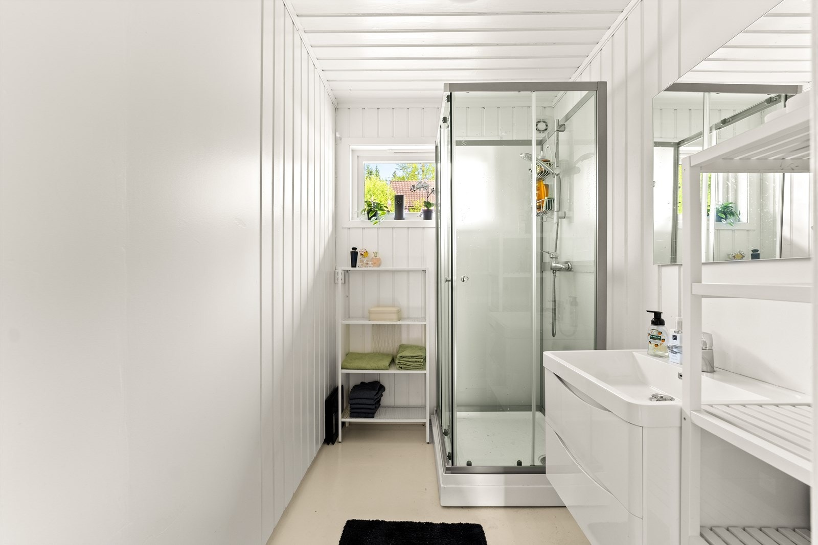 Bad med servantinnredning og dusjkabinett. Galleribilde