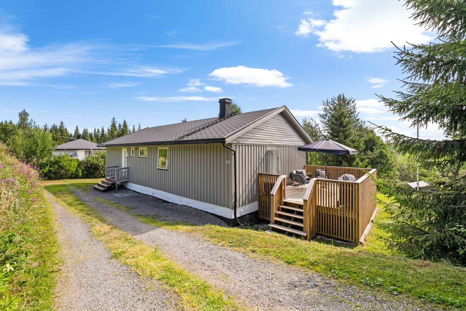 Gode parkeringsmuligheter på gruset gårdsplass, med mulighet for å sette opp carport inntil huset. Galleribilde
