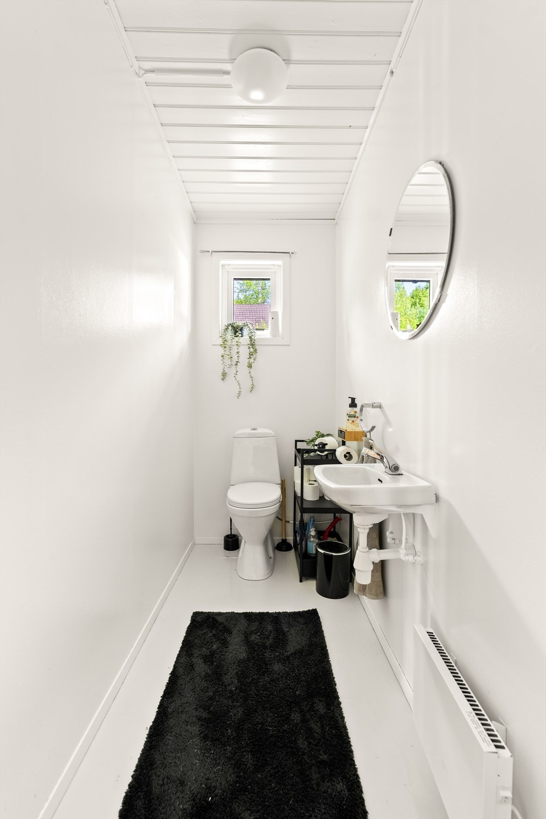 Separat toalettrom med servant. Galleribilde