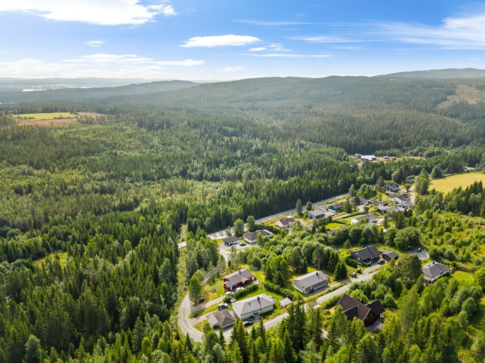 Området gir en god kombinasjon av stillhet og nærhet til nødvendige fasiliteter, med kort kjøreavstand til Reinsvoll sentrum. Galleribilde