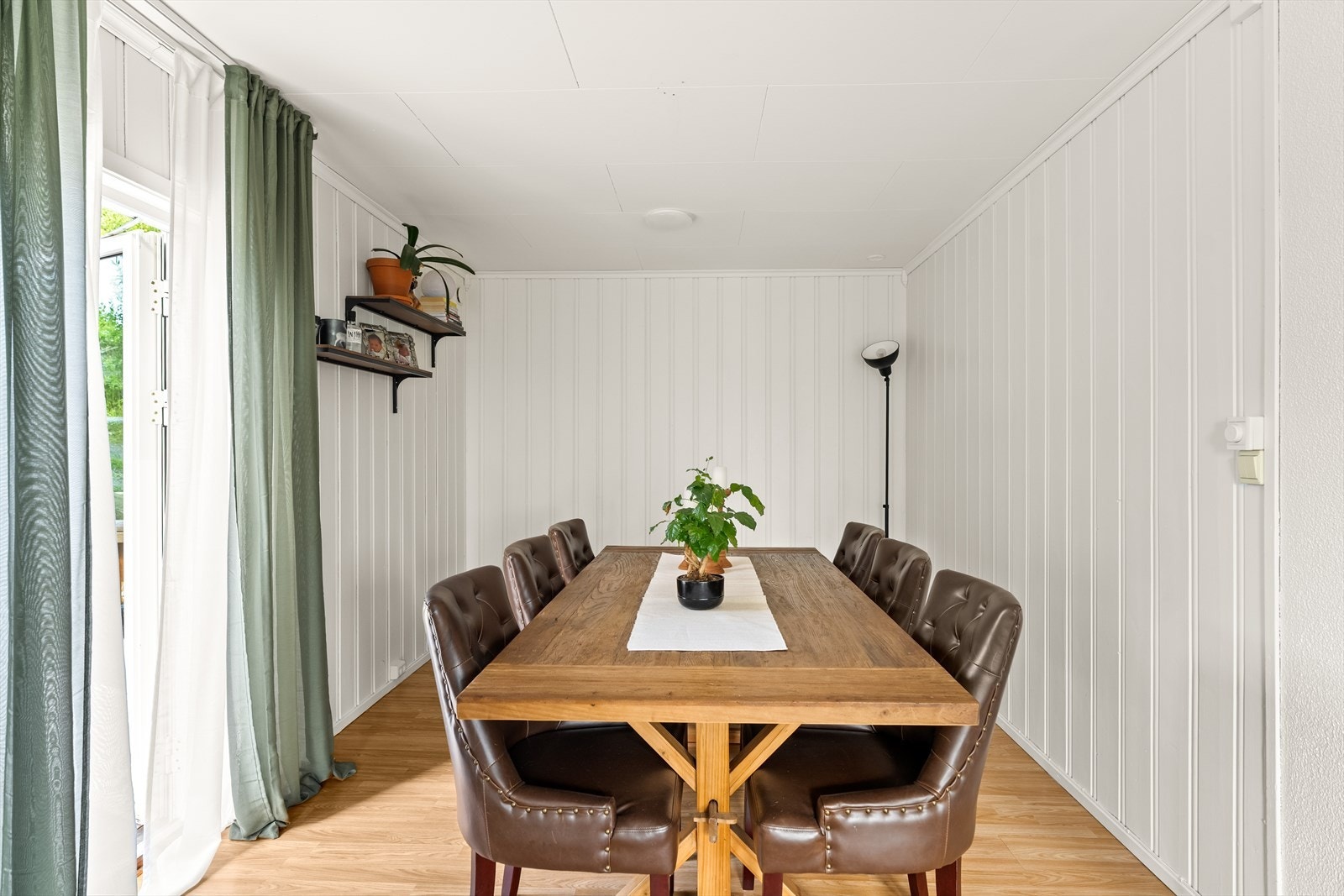 Fra stuen er det utgang til en hyggelig terrasse. Galleribilde