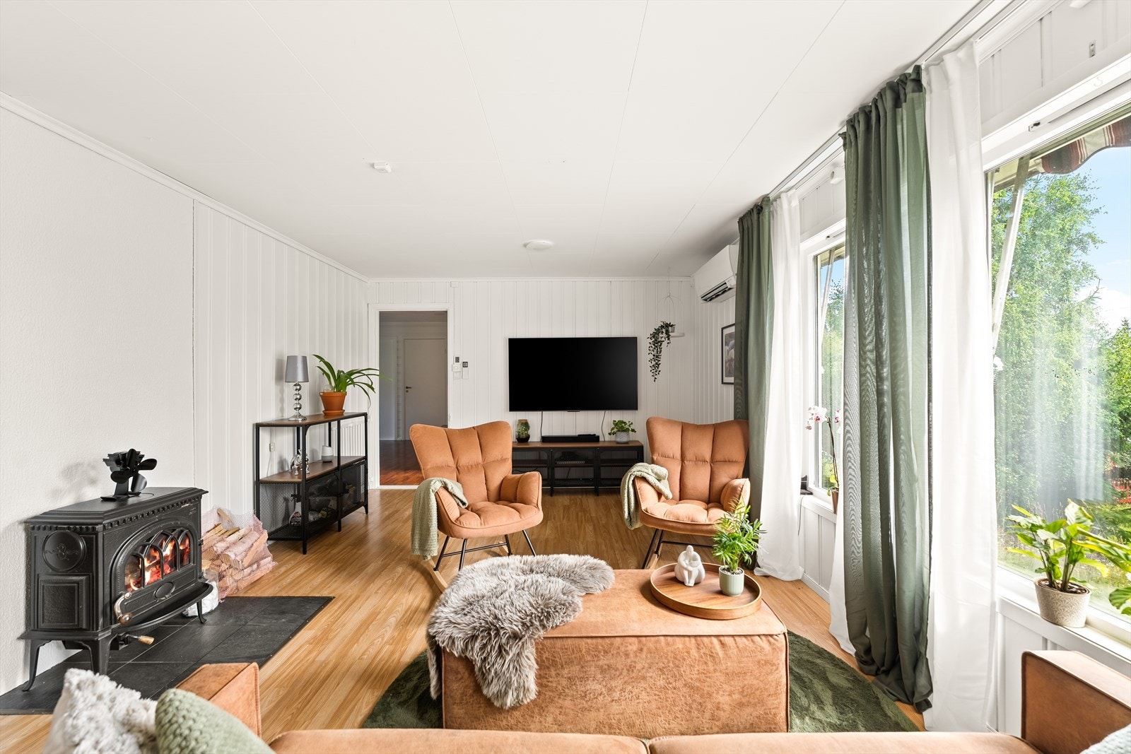 Store vindusflater i stuen med naturlig lysinnslipp! Galleribilde