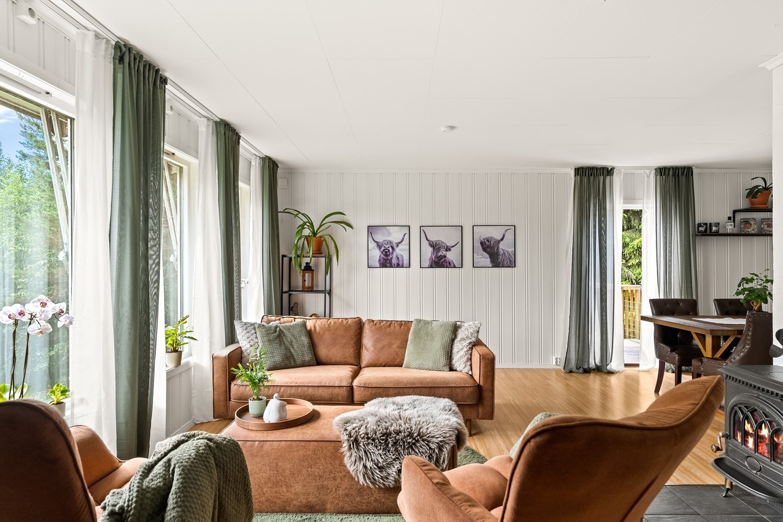 Stuen har en L-formet løsning, med en naturlig soneinndeling mellom stue og spisestue. Galleribilde