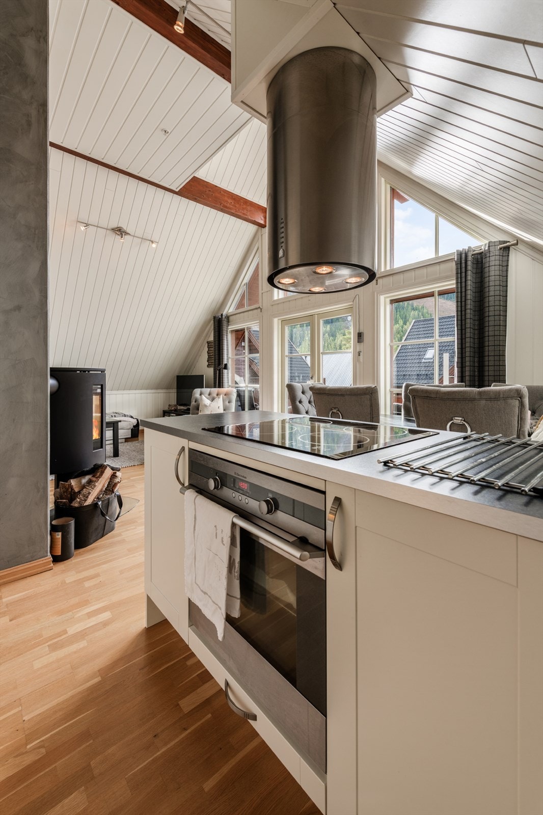 Kjøkkenøy med integrert komfyr og platetopp Galleribilde