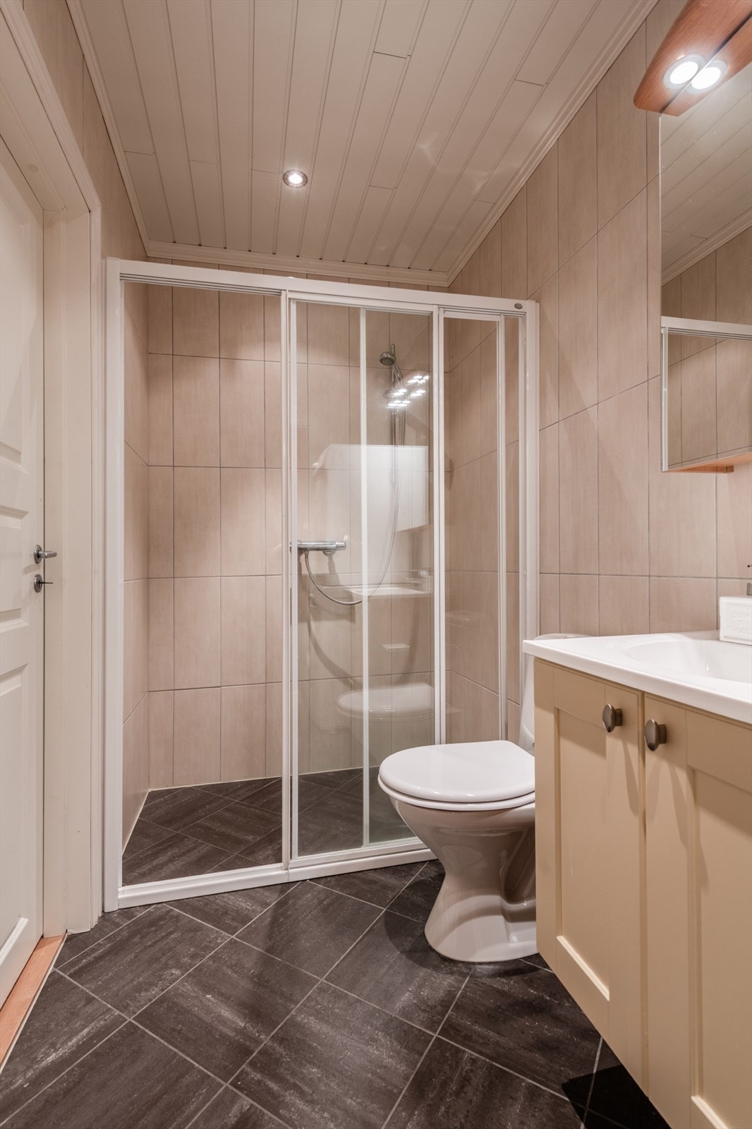 Romslig dusj med skyvedører Galleribilde