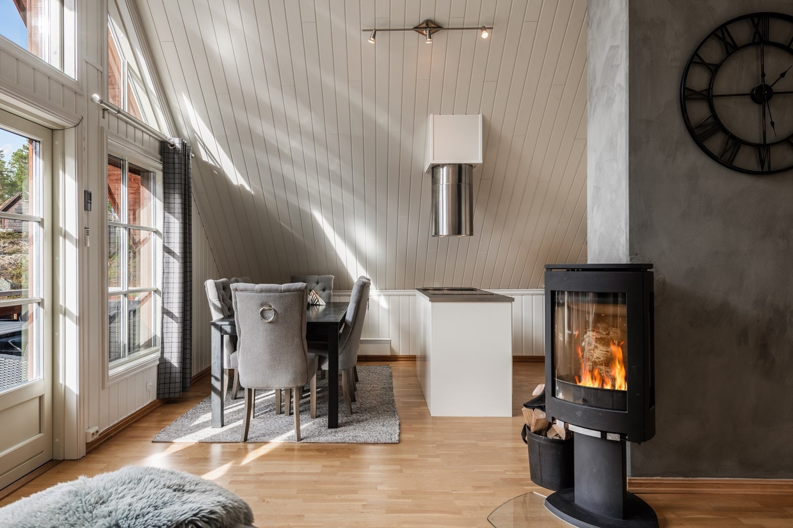 Peisovn i stuen som varmer godt - og bidrar til en hyggelig atmosfære Galleribilde