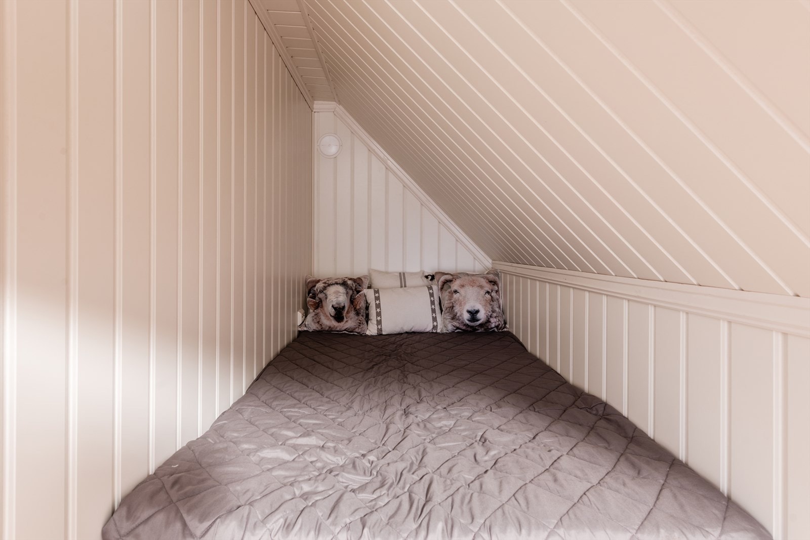 Innredet med soveplass på hems (ikke godkjent oppholdsrom) Galleribilde