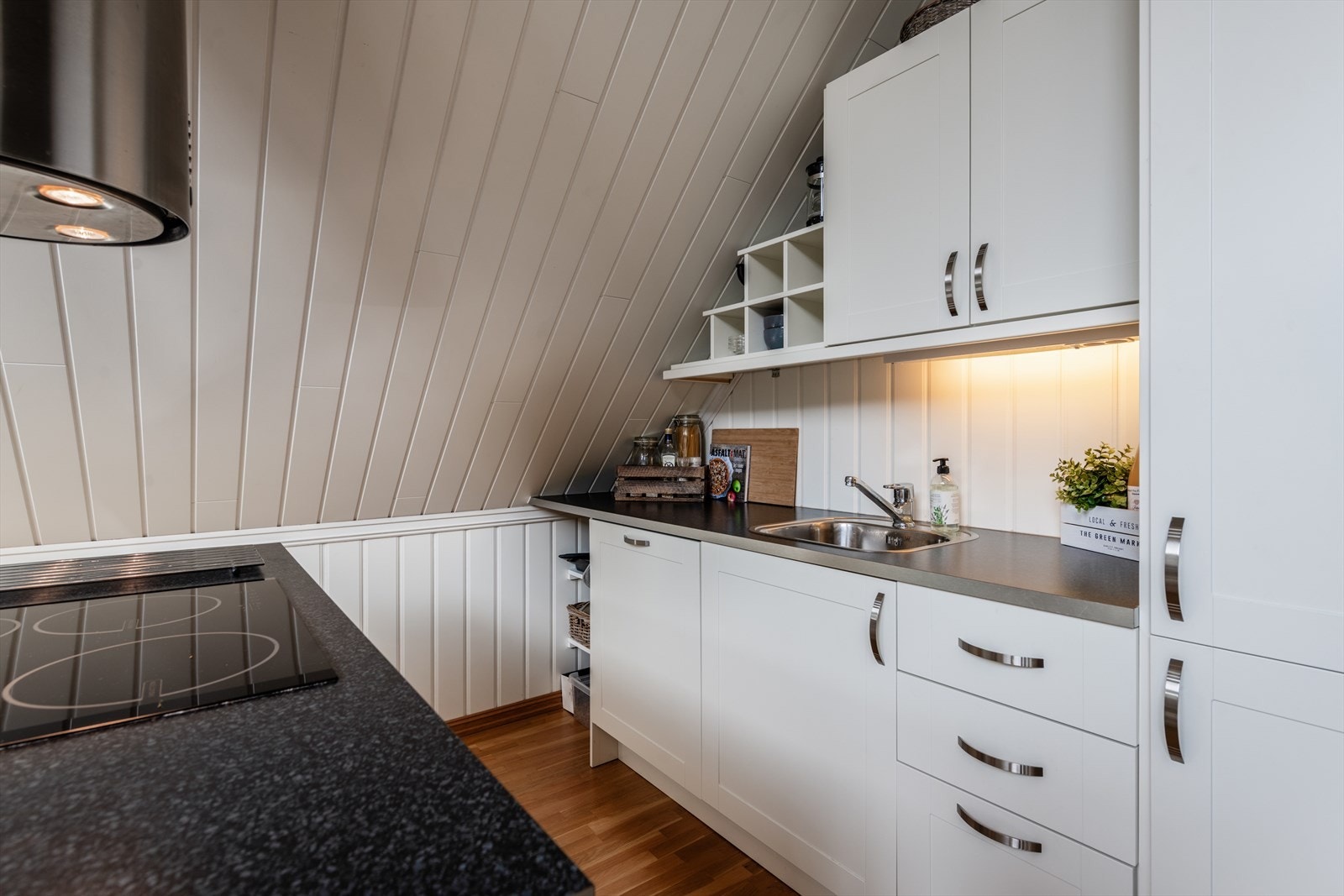 Kjøkkeninnredning med over- og underskap med profilerte fronter Galleribilde