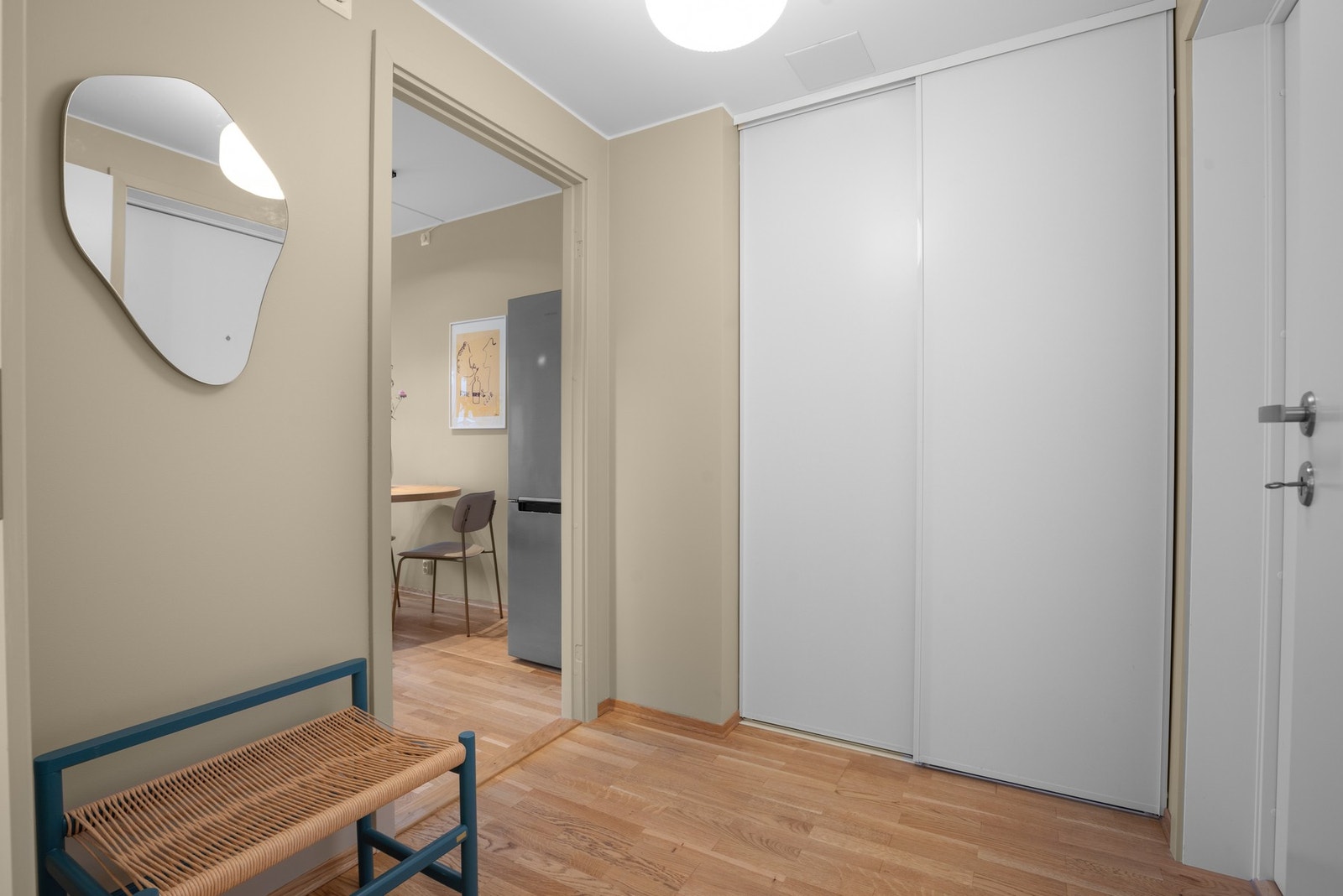 Pen, nymalt entré med skyvedrøsgarderobe - Velkommen inn! Galleribilde