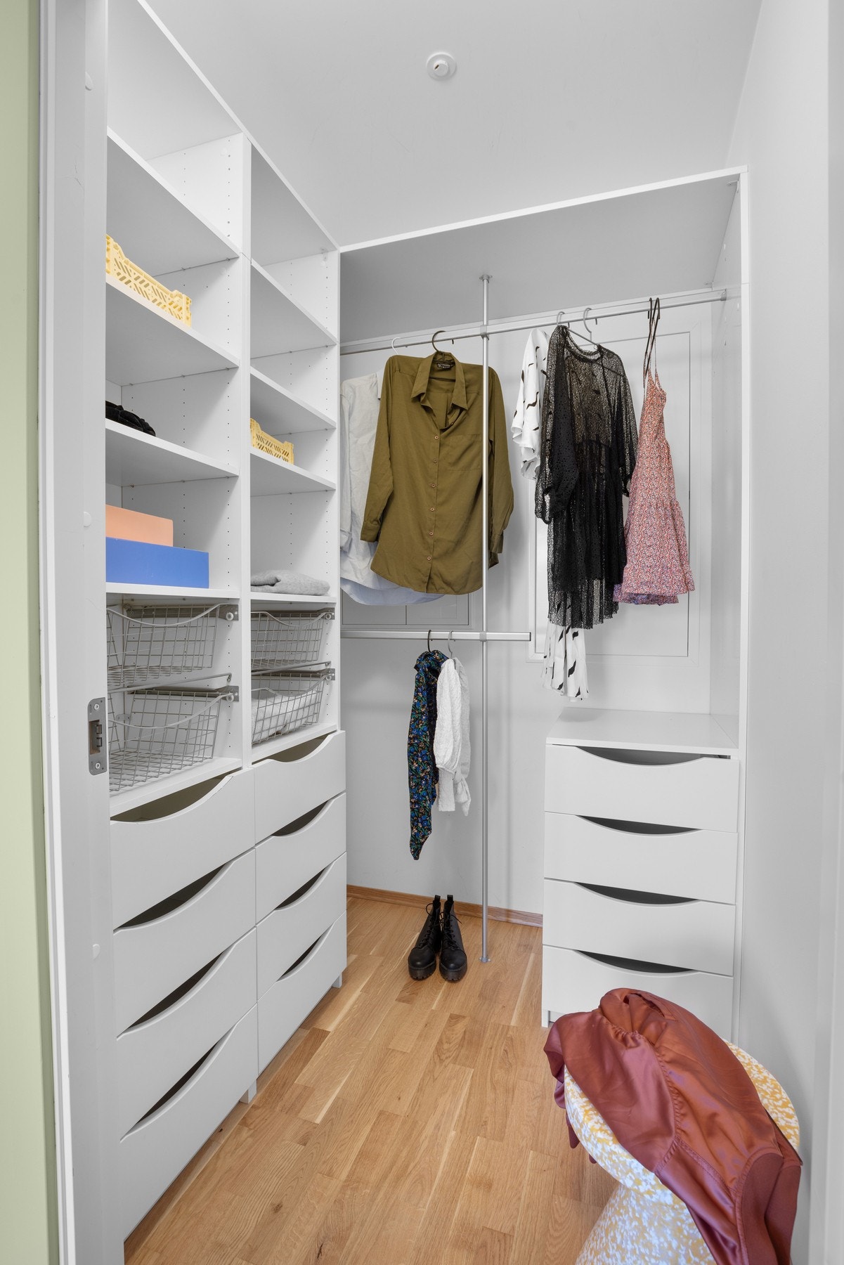 Direkte inngang til innvendig bod fra soverommet. Rommet brukes som walk-in-closet og innredningen medfølger Galleribilde