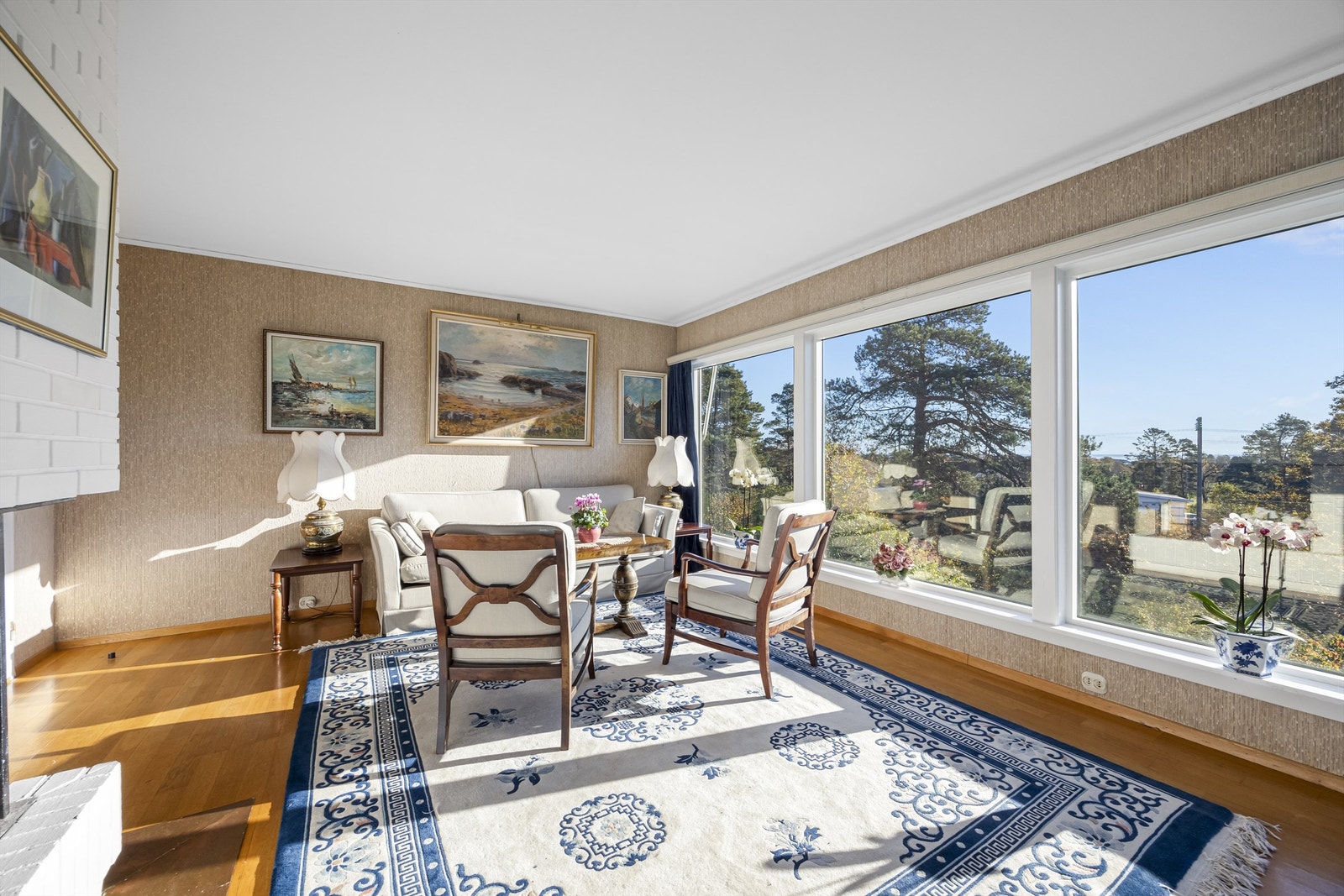 Stuen har plass til flere møbleringsgrupper og har store vindusflater som slipper naturlig lys inn. Galleribilde