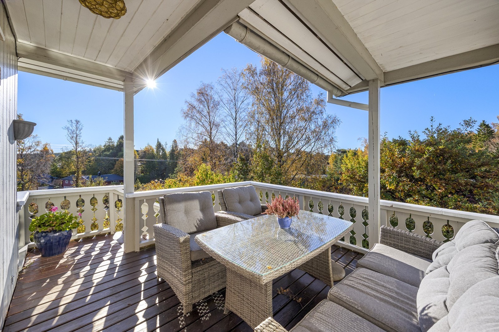 Solrik veranda. Delvis overbygd. Galleribilde