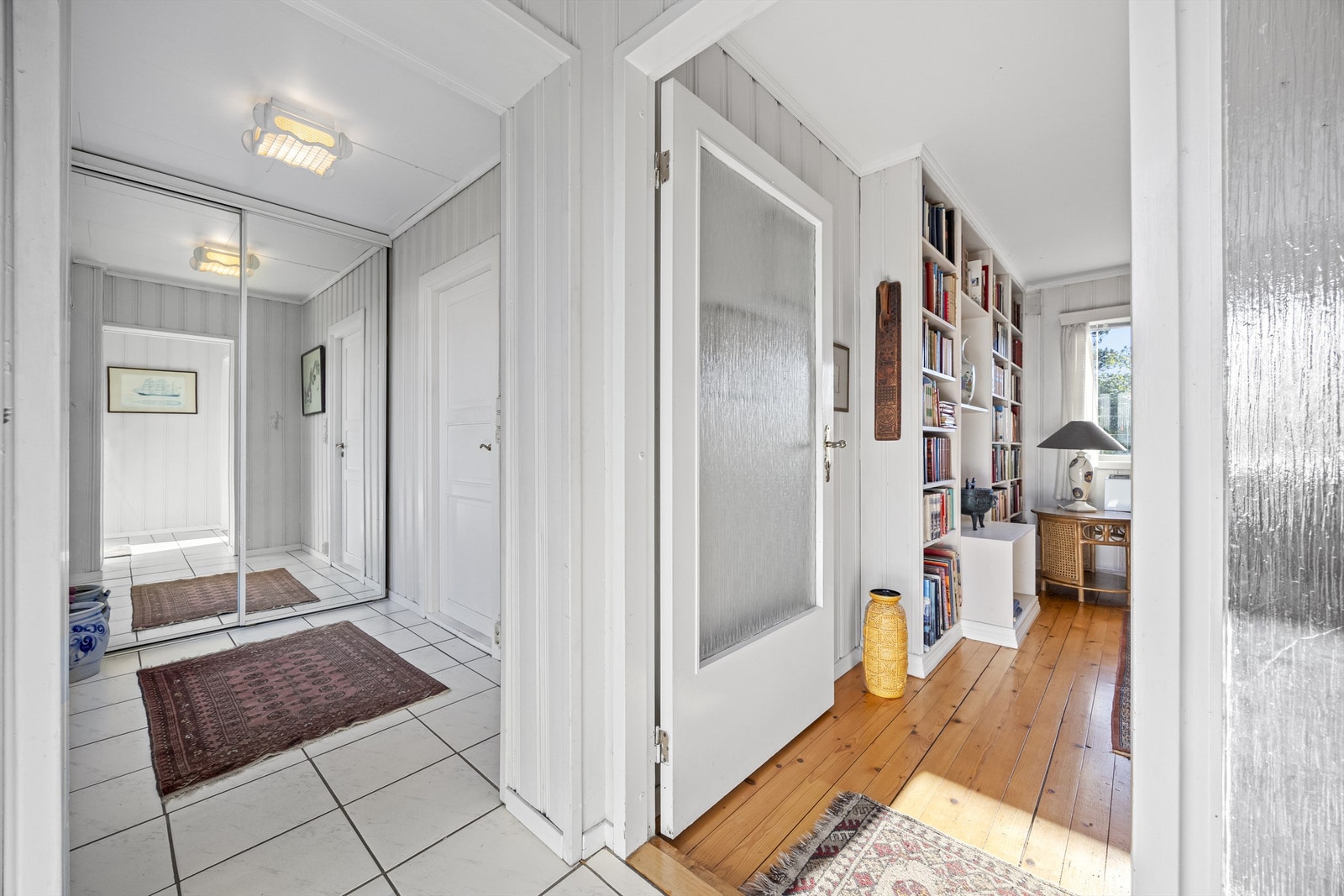 Flislagt gang/entre Galleribilde