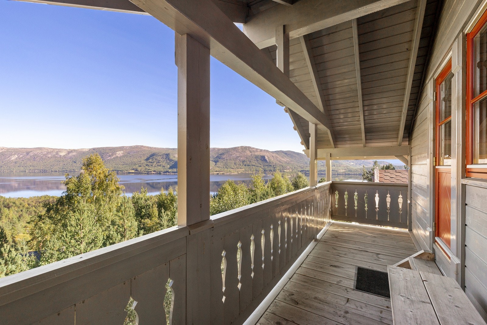 Fra loftstuen er det direkte utgang til balkongen, hvor du kan nyte den fantastiske utsikten. Galleribilde