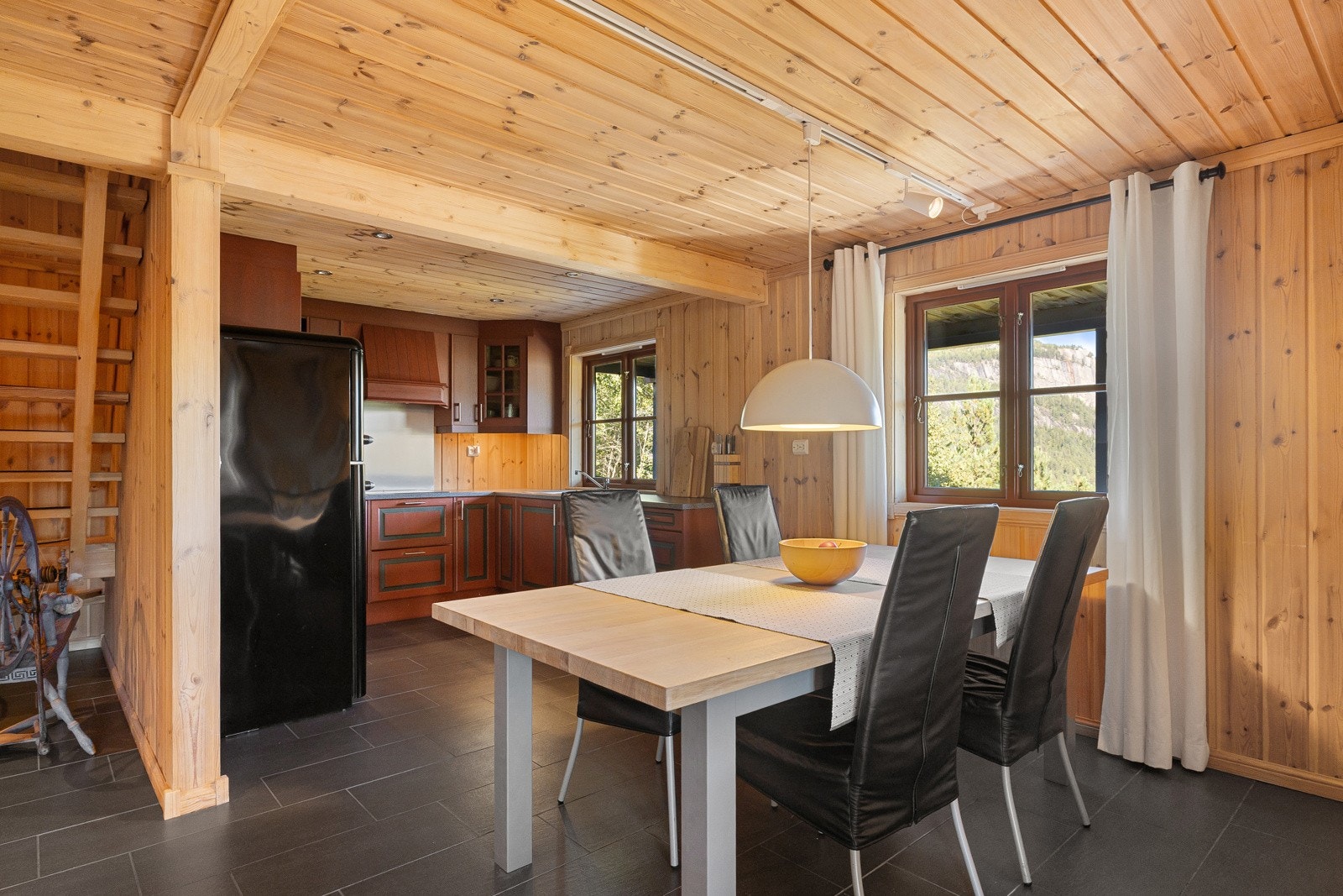 Her er det god plass til et stort langbord hvor du kan samle venner og familie til et hyggelig måltid. Galleribilde