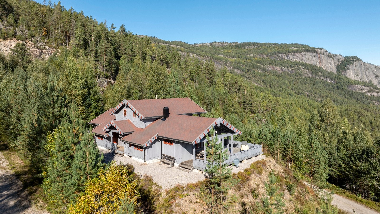 Rett utenfor hytteveggen ligger alt til rette for at både barn og voksne skal kunne trives når de er på ferie på hytta. Galleribilde