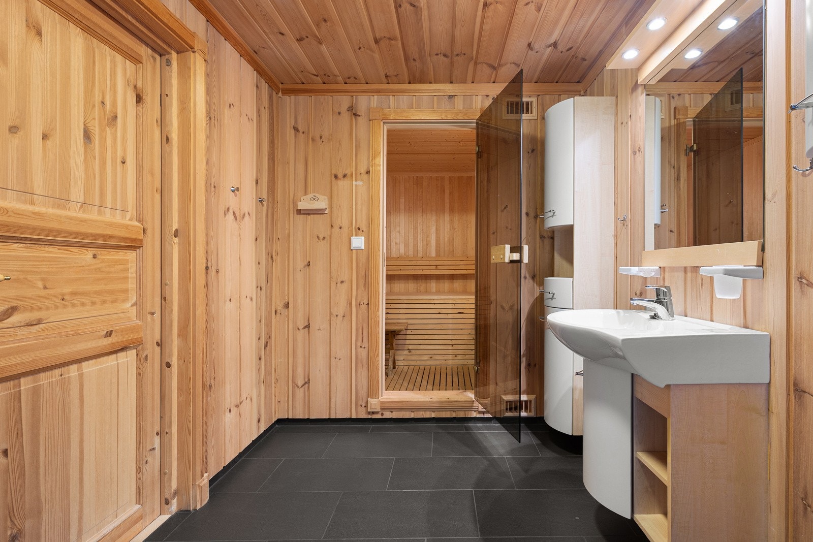 Badet er innredet med flislagte gulv med elektriske varmekabler, nedfelt servant, toalett og boblebadekar. Galleribilde