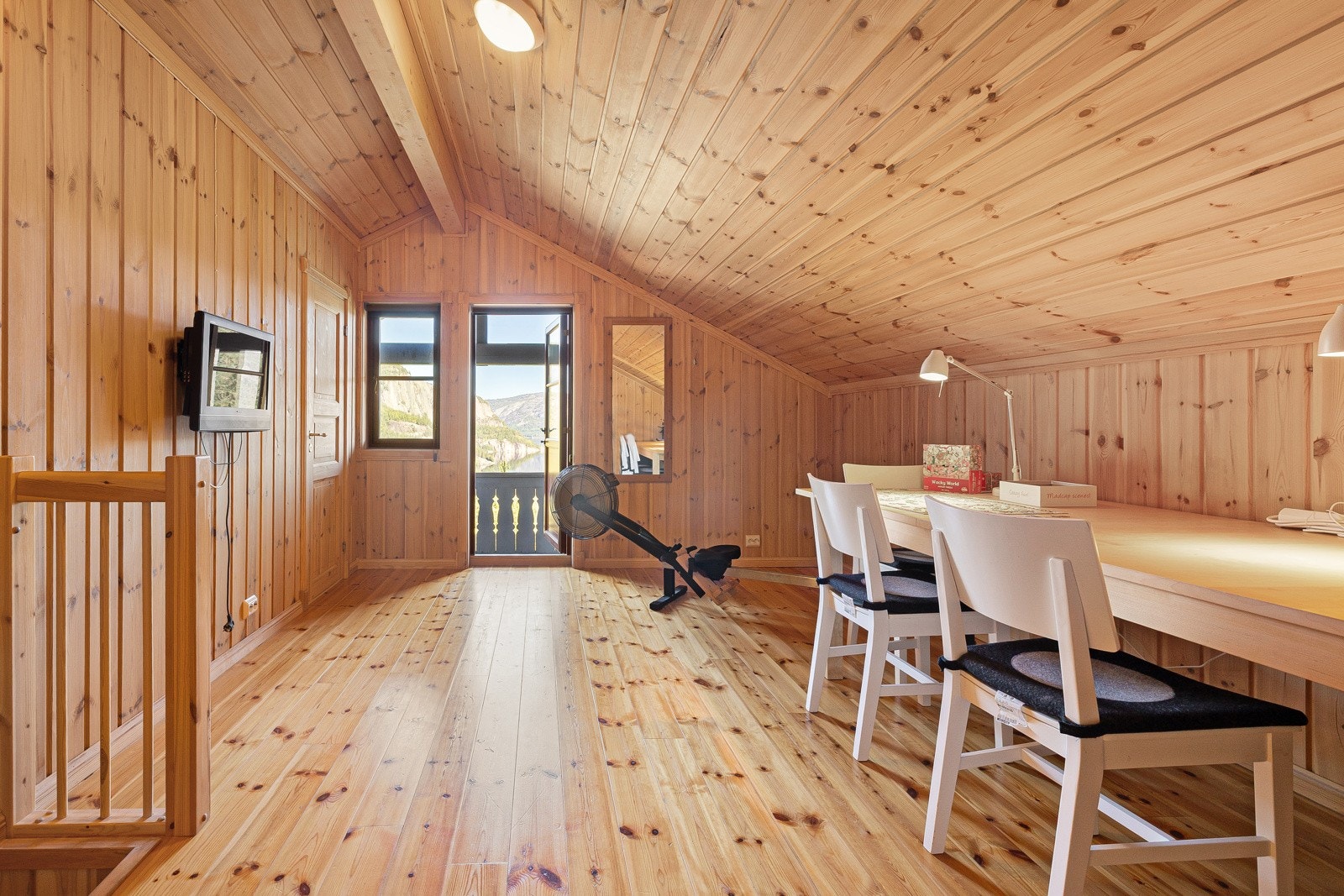 Loftstuen fremstår som stor og romslig, og egner seg perfekt for avslapning etter en dag ute i naturen - enten det er med film, spill eller en god bok. Galleribilde