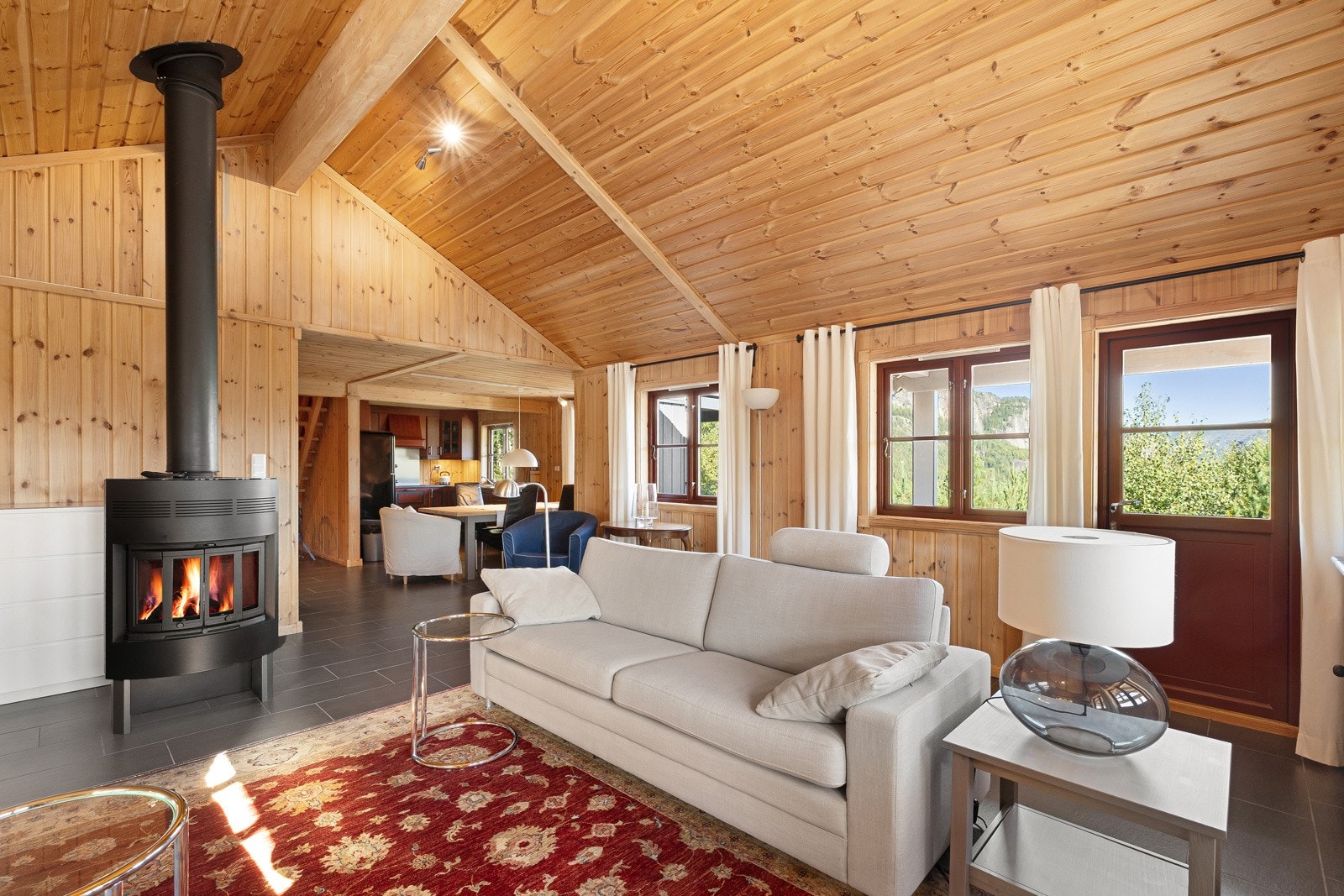 Her finner du også en hyggelig peisovn som gir en svært lun atmosfære og skaper en god romfølelse på kalde høstkvelder. Galleribilde