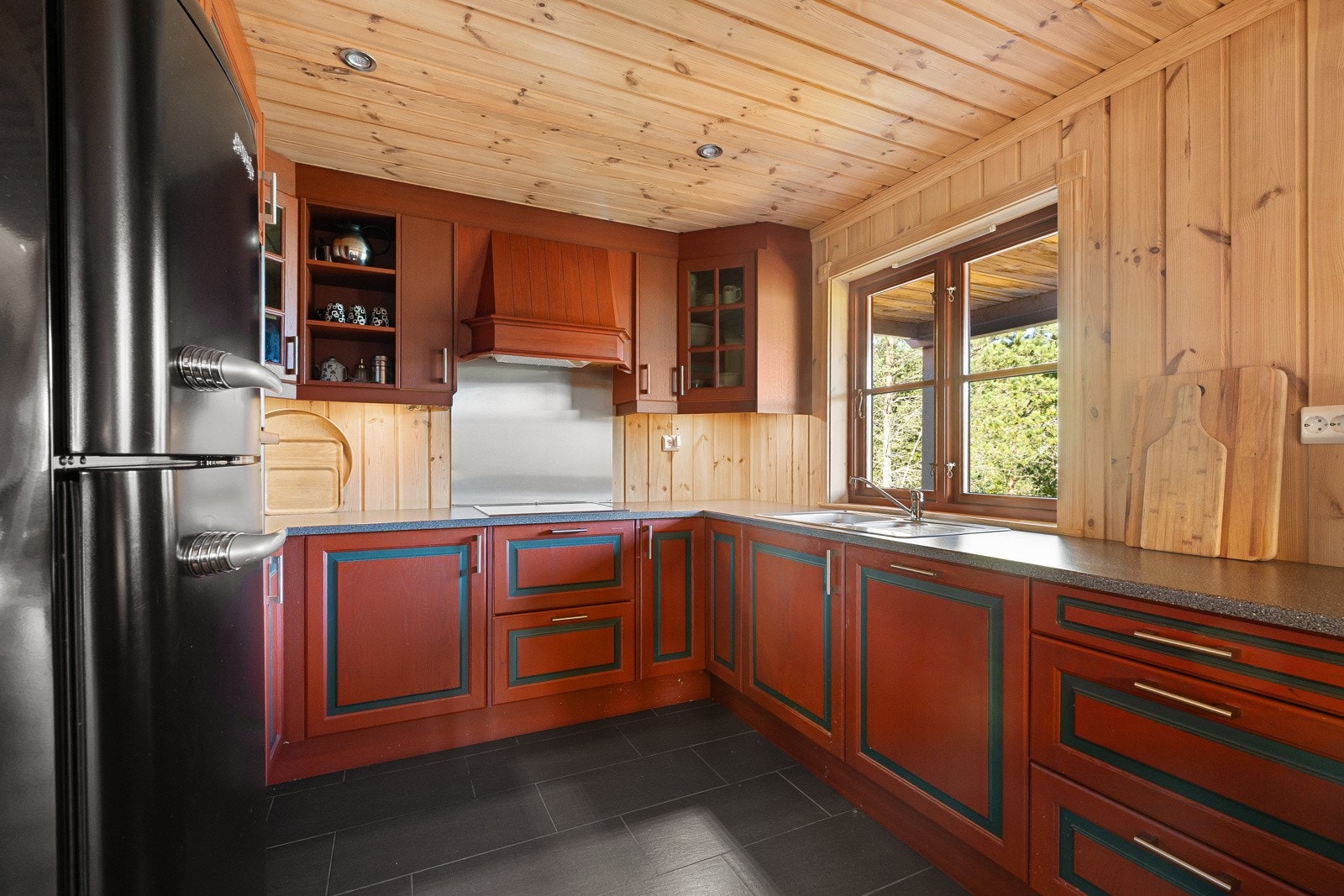 Kjøkkenet er innredet med skap og skuffer med profilerte fronter og har benkeplate i laminat. Galleribilde