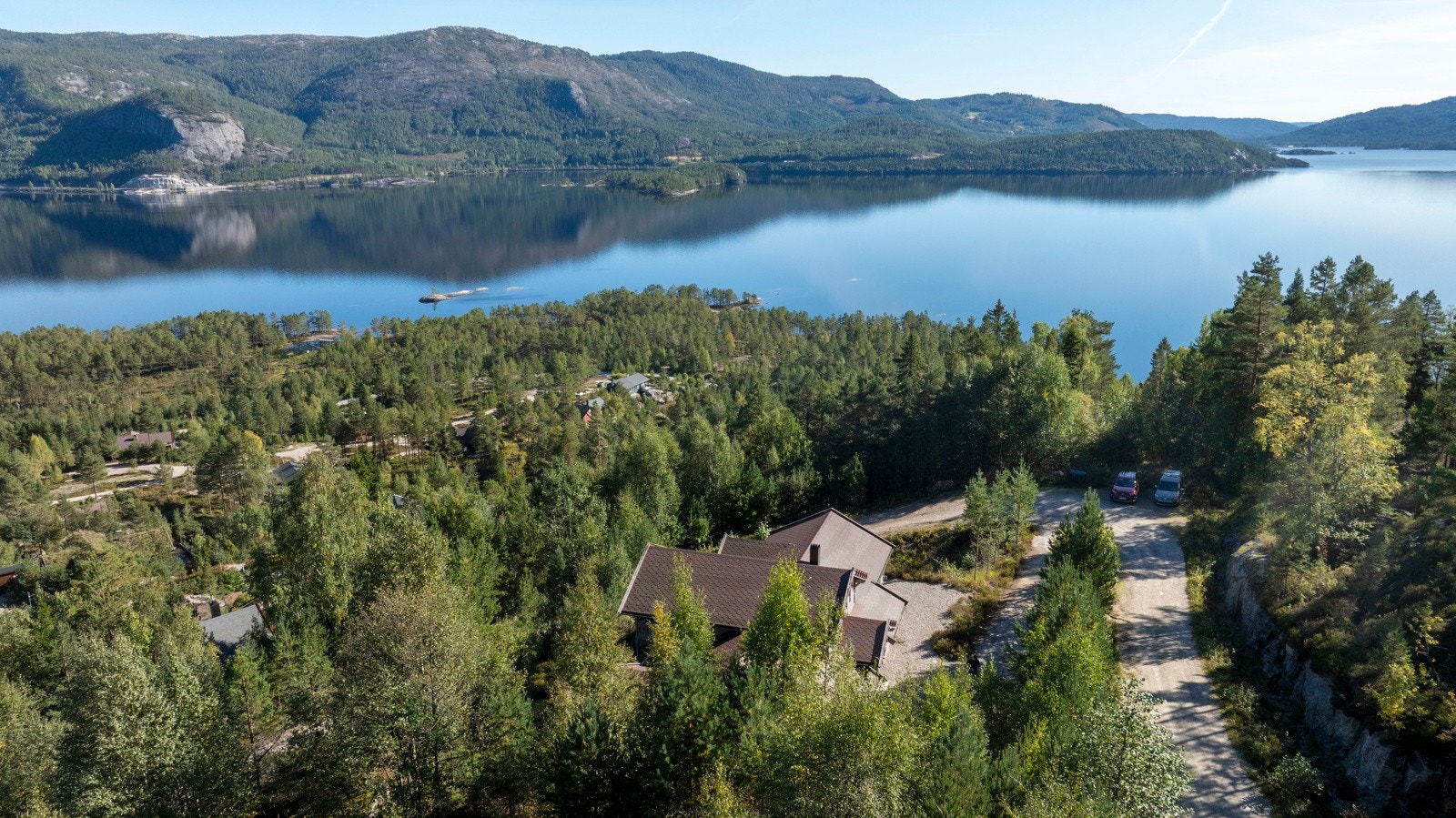 Nissedal er en helårsdestinasjon med både badeliv og skigåing. Oppmerkede tur- og skiløyper i nærheten både sommer og vinter. Galleribilde