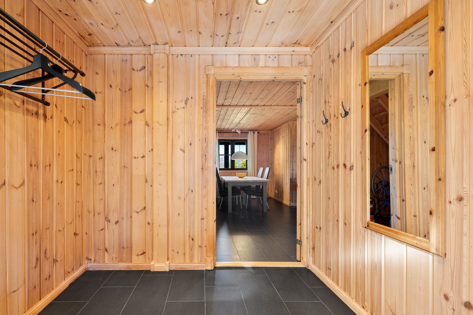 Hyggelig inngangsparti med god plass til oppbevaring av yttertøy samt sko. Entrèen gir et svært godt førsteinntrykk av hytta. Galleribilde