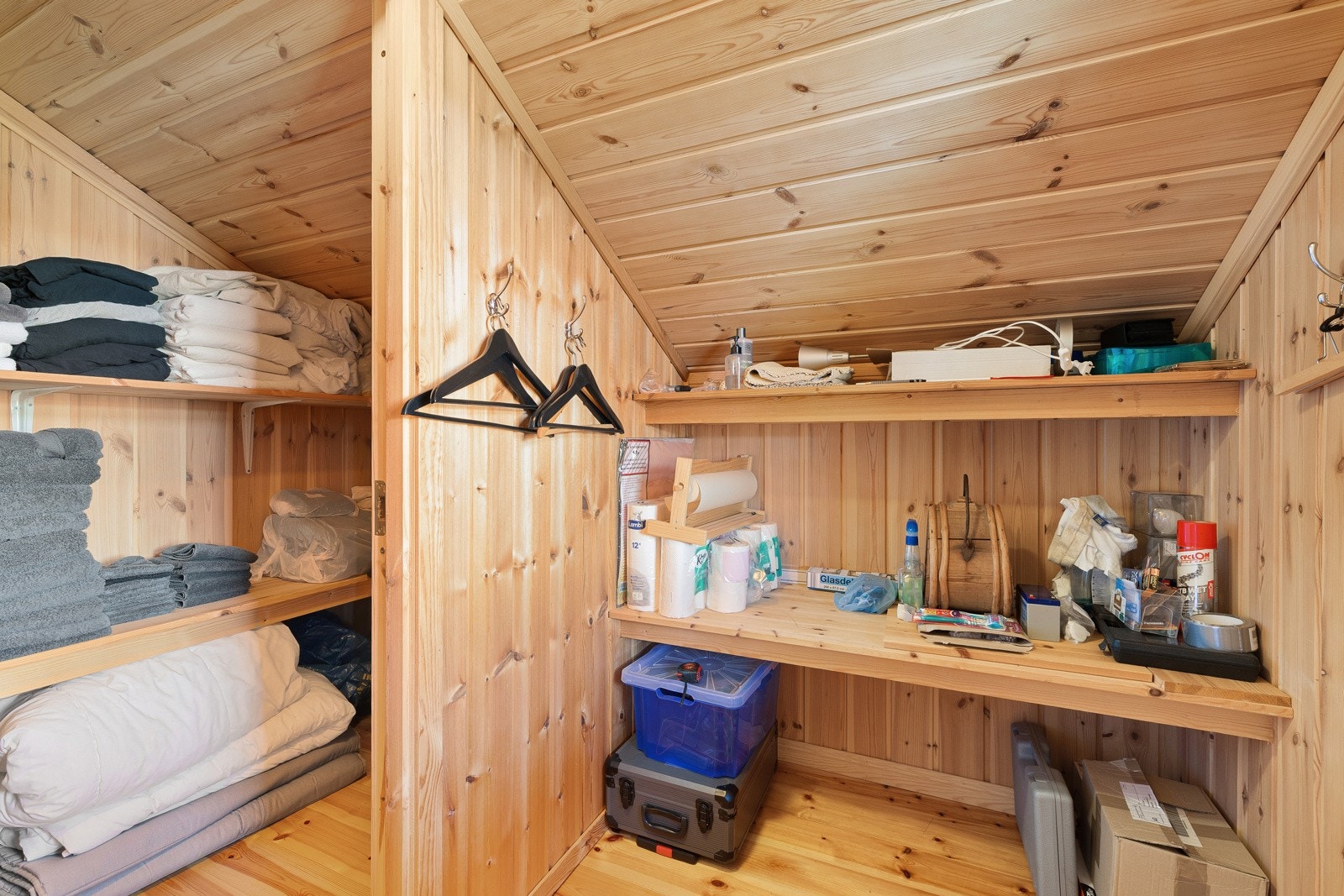 Bod på loftet for ekstra oppbevaring. Galleribilde