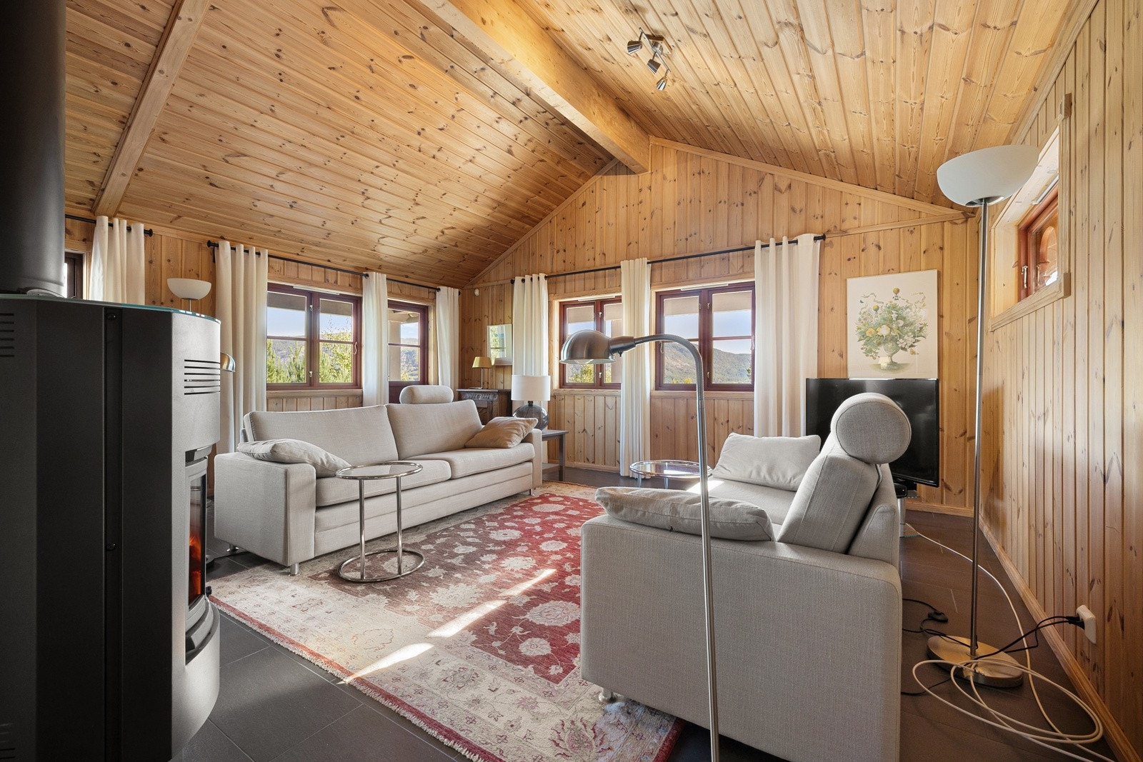 Hytta har en lys og flott stue med plass til å innrede i ulike soner etter eget ønske. Galleribilde