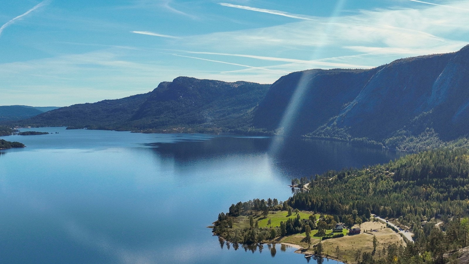 Det finnes mange flotte turer i nærområdet til både Langfjell og Kronfjell (800 m.o.h), samt Skuggenatten (700 m.o.h), hvor du kommer helt opp på snaufjellet med en helt fantastisk utsikt over Treungen, Nisser og fjellene rundt. Galleribilde