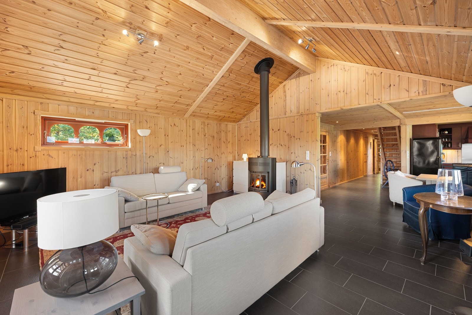 I stua har du god plass til sofa, tv-bord og tv. Galleribilde