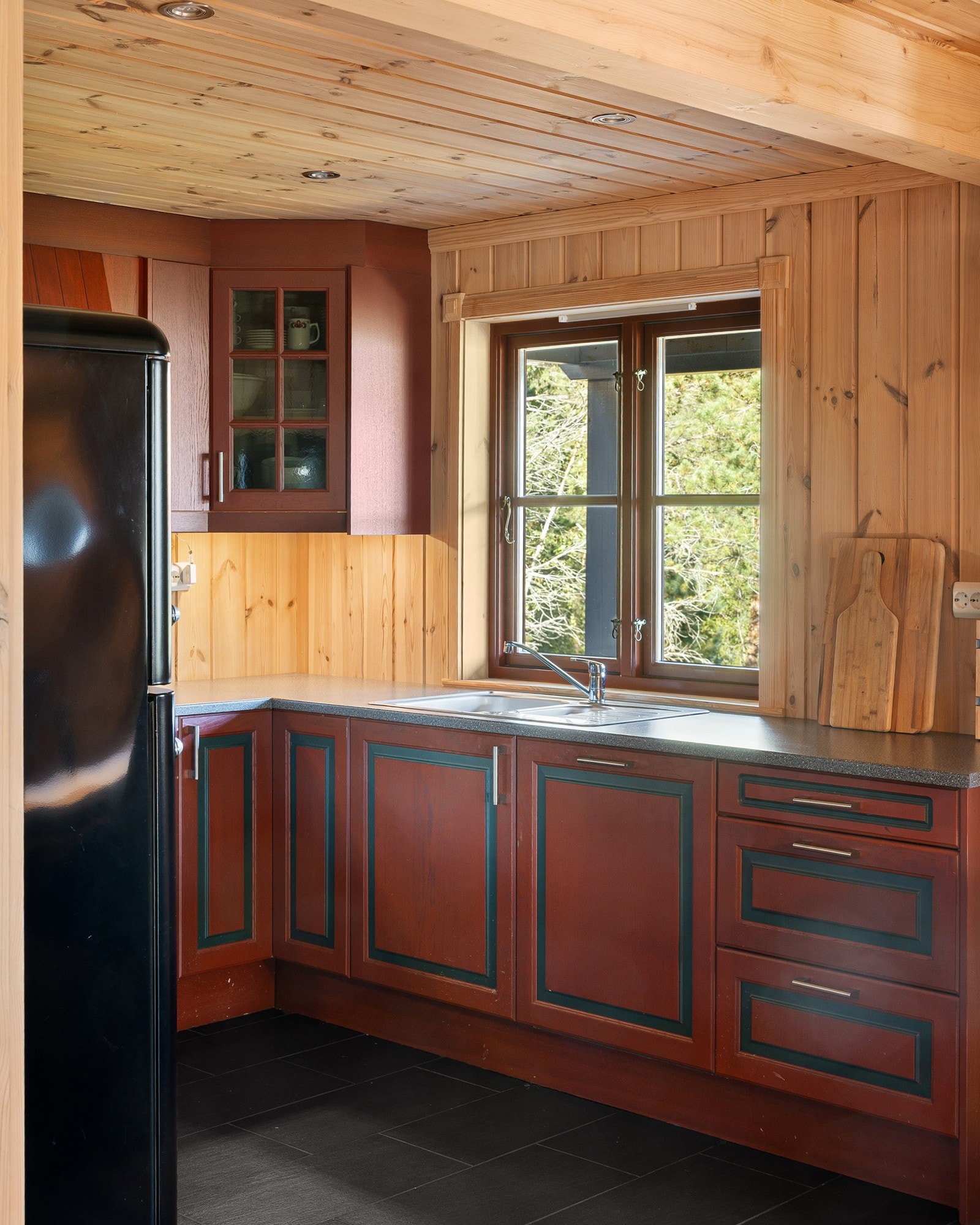 Rommet er utstyrt med integrerte hvitevarer, herunder kjøl/fryseskap, oppvaskmaskin og stekeovn. Galleribilde