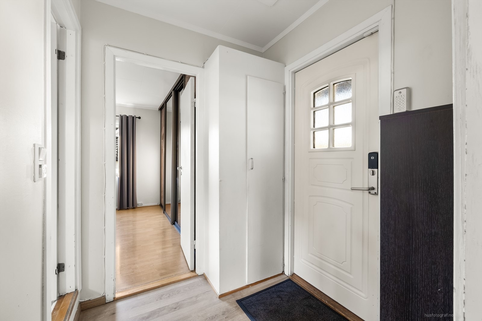 Vindfang med plassbygget garderobesløsning. Galleribilde