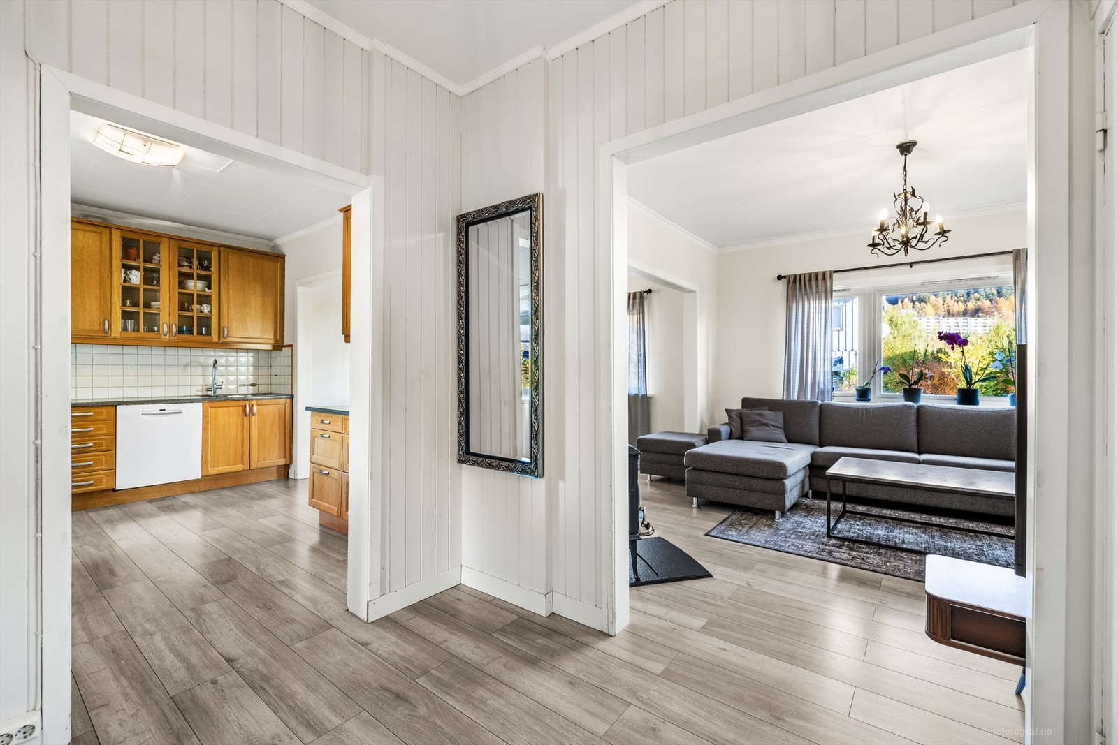 Hall med belegg på sak, malte panel på veggene og malt tak. Galleribilde