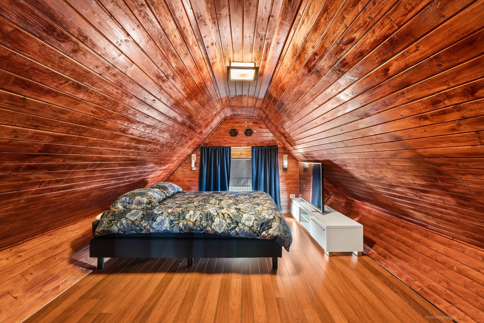 Loftstue innredet som soverom Galleribilde