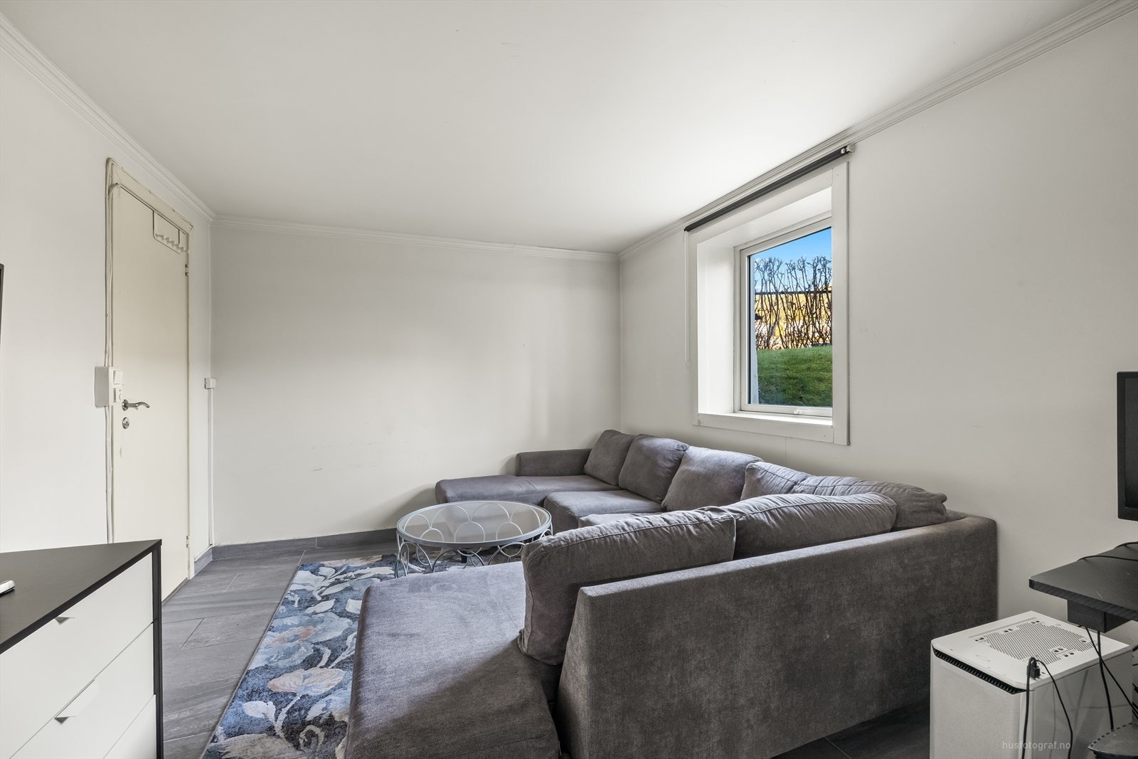 Innredet rom i kjeller ikke omsøkt og godkjent til varig opphold. Galleribilde