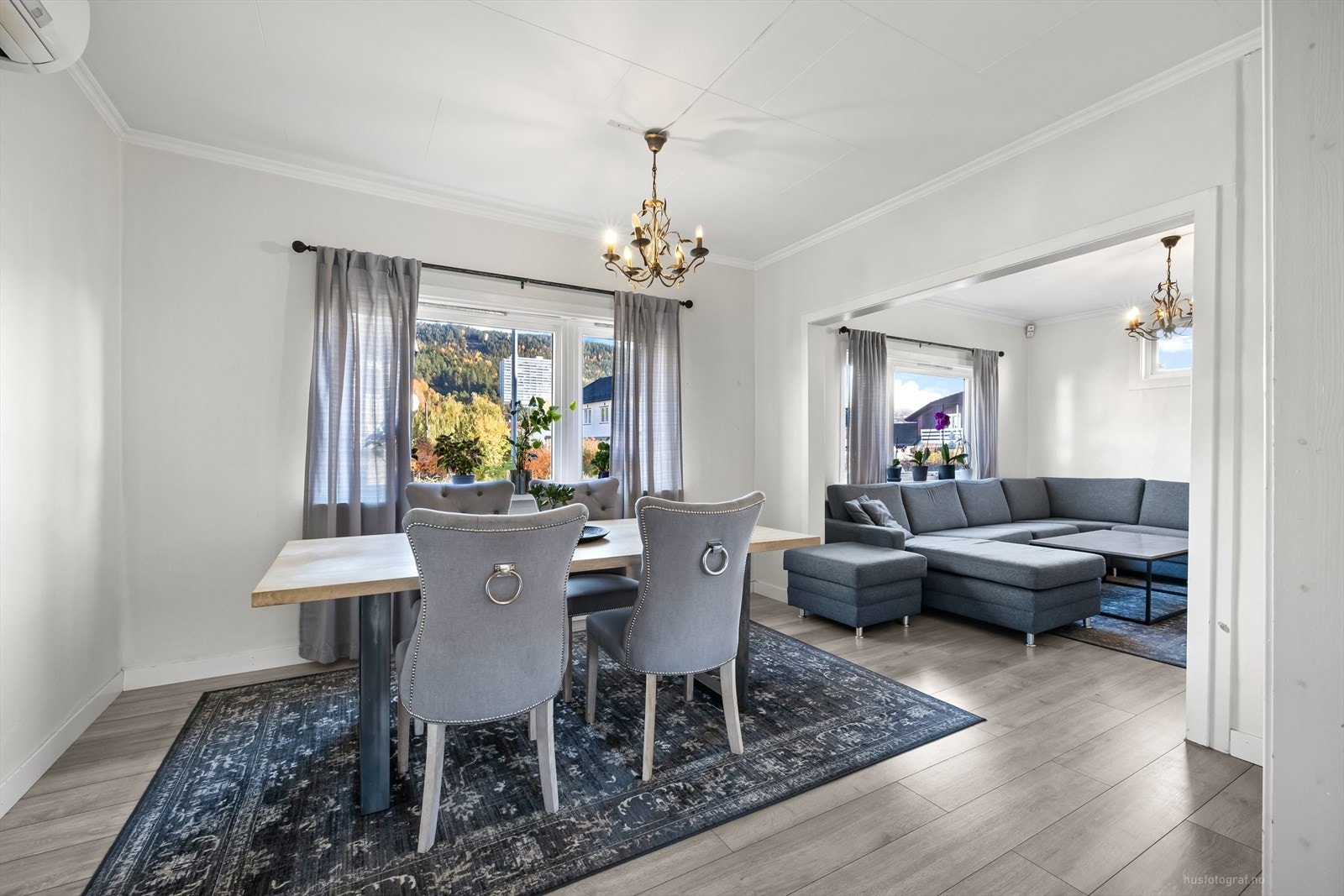 Hyggelig spisestue med god plass til spisestuemøblement. Galleribilde