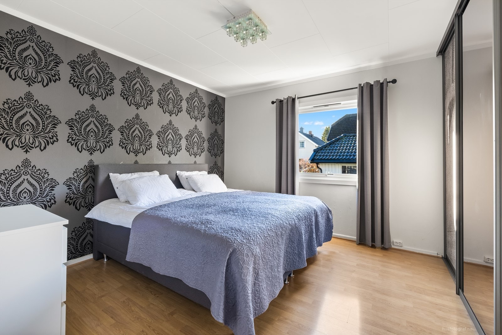 Pent hovedsoveorm med skyvedørsgarderobe. Galleribilde