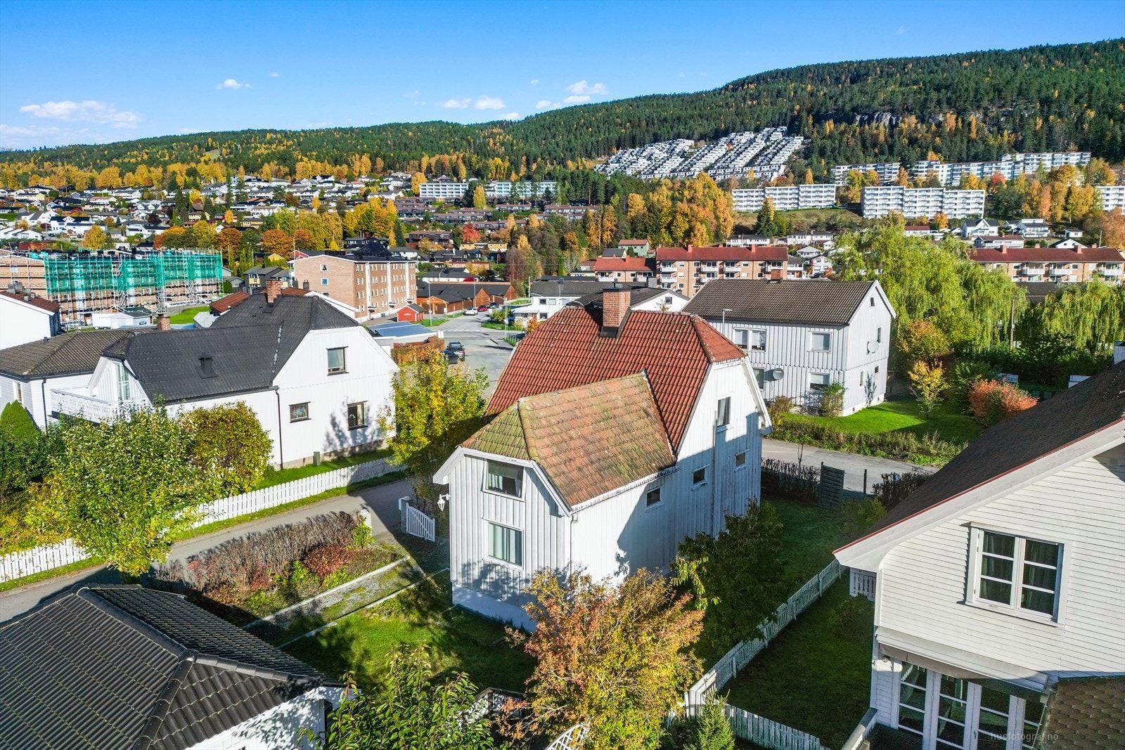 Oversiktsbilde av eiendommen tatt med drone. Galleribilde