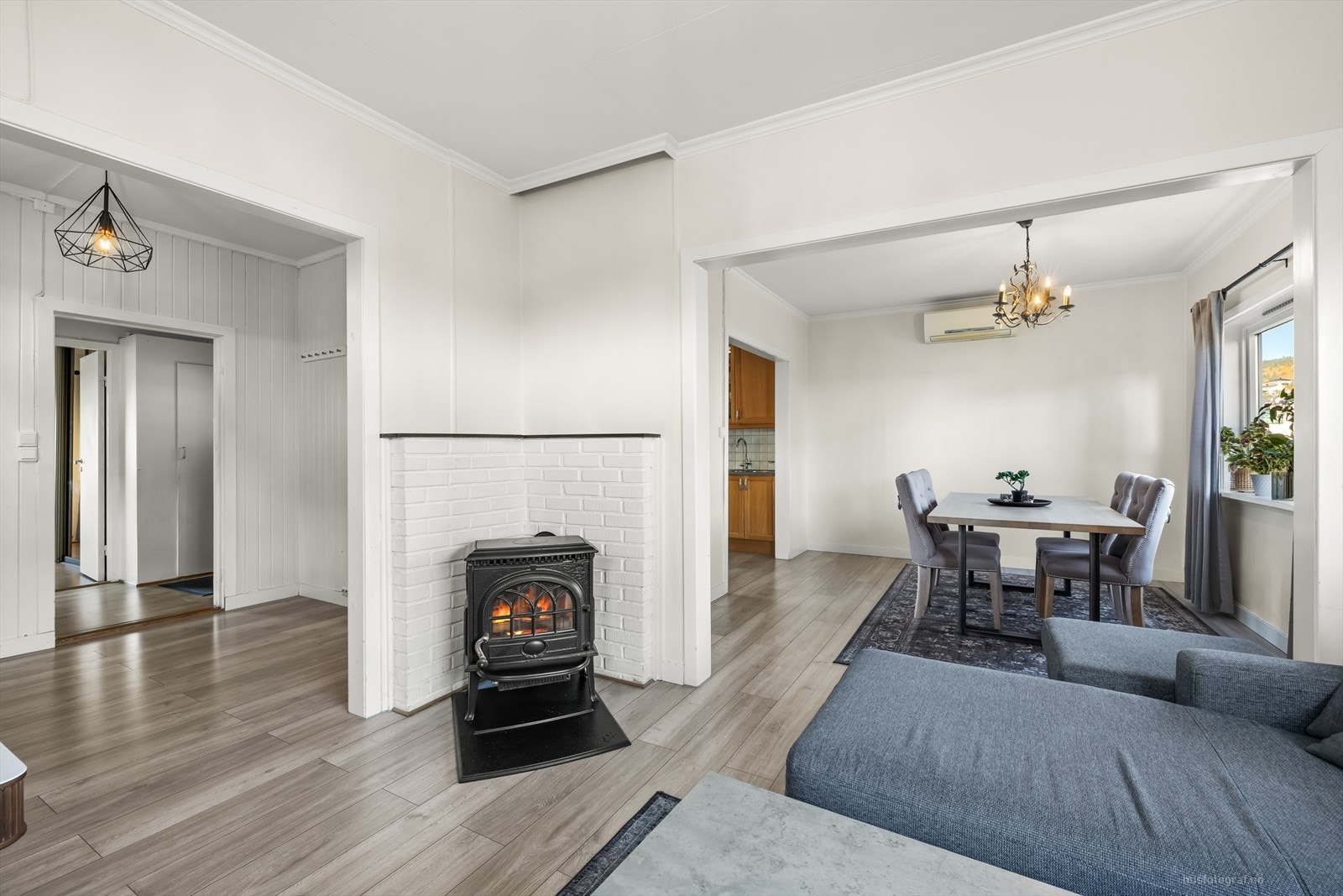 Stuen har videre adkomst inn i spisestuen og ut i hallen. Galleribilde