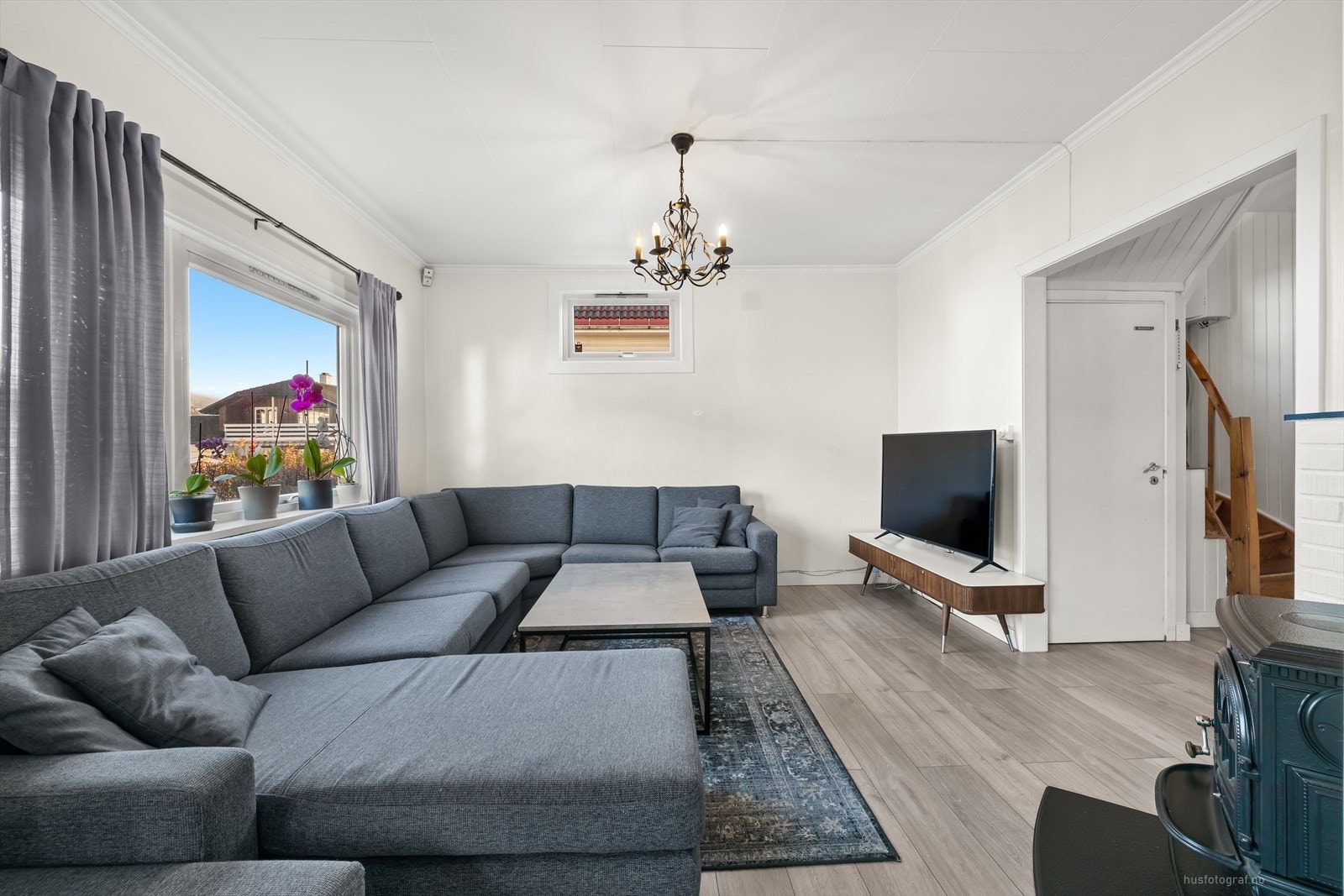 God plass til stor sofagruppe i stuen. Galleribilde