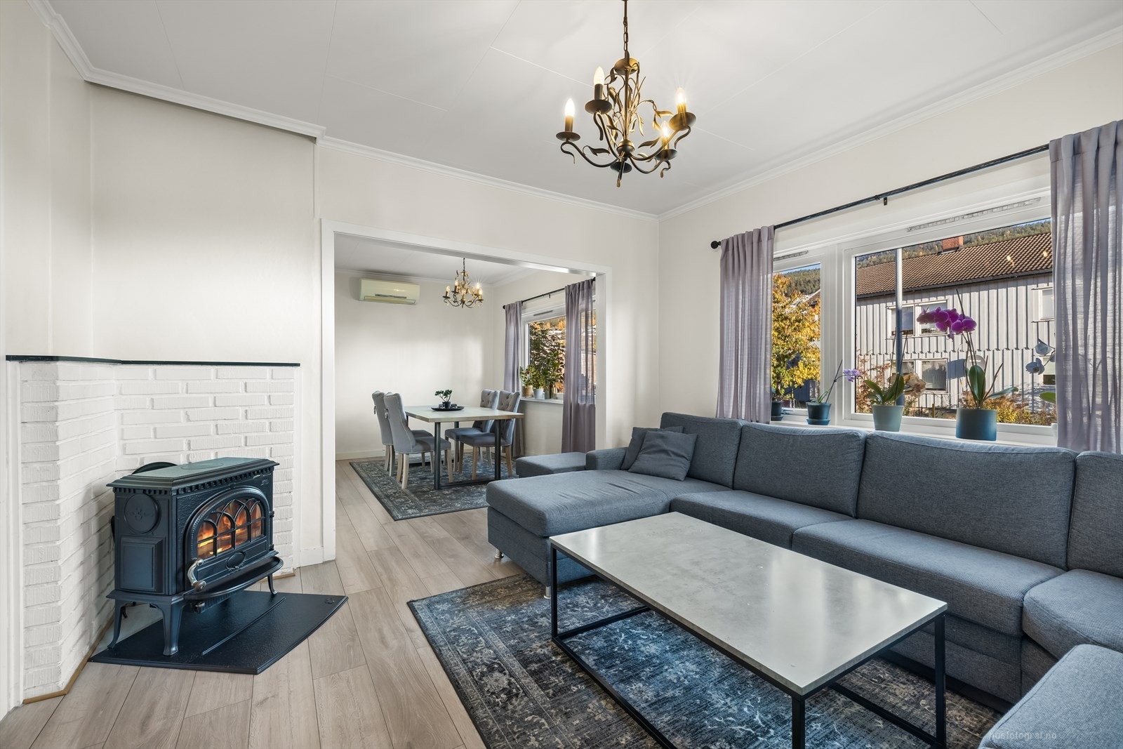 Lys og pen stue med vedovn. Galleribilde