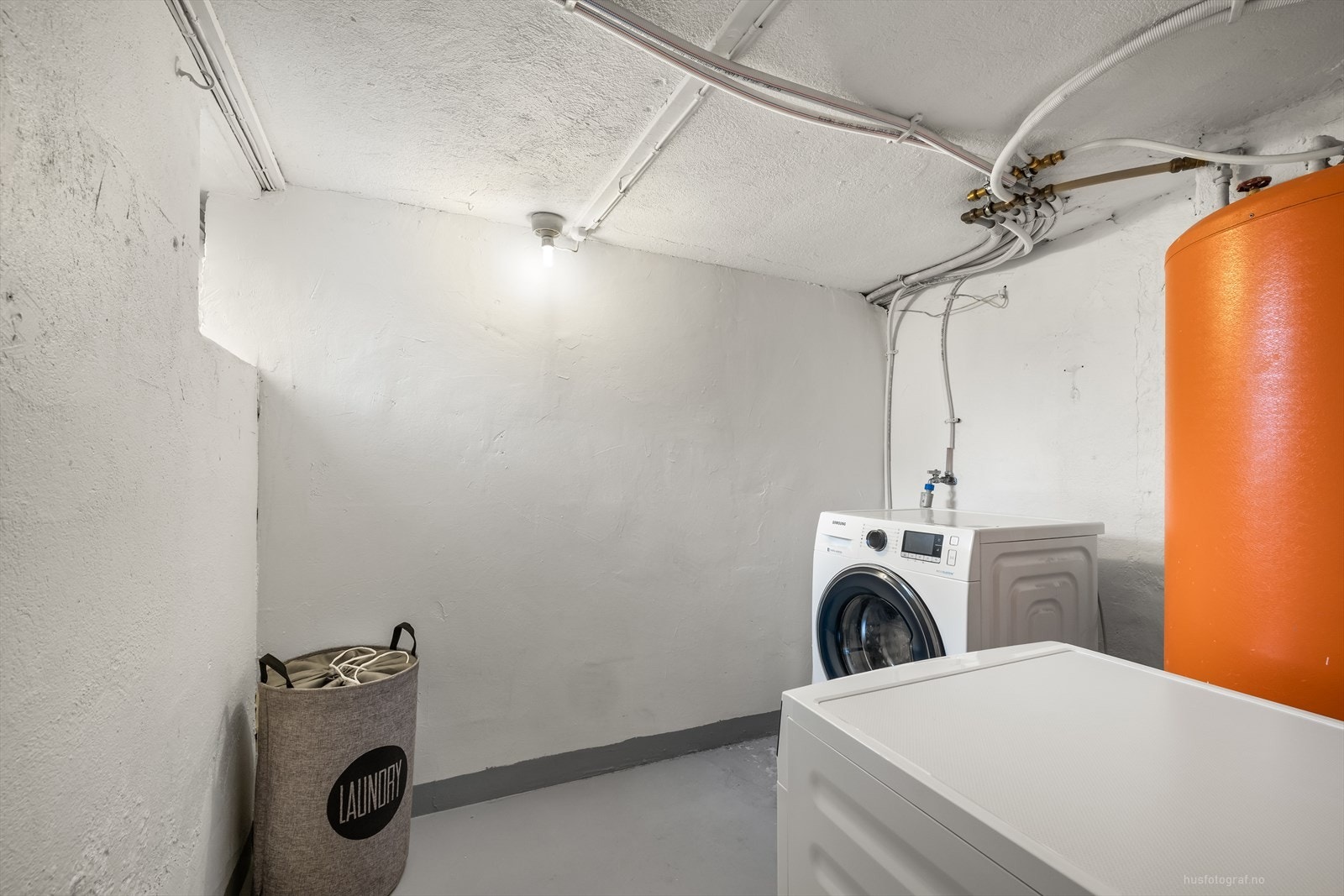 Bod med opplegg for vaskemaskin. Varmtvannsbereder. Galleribilde